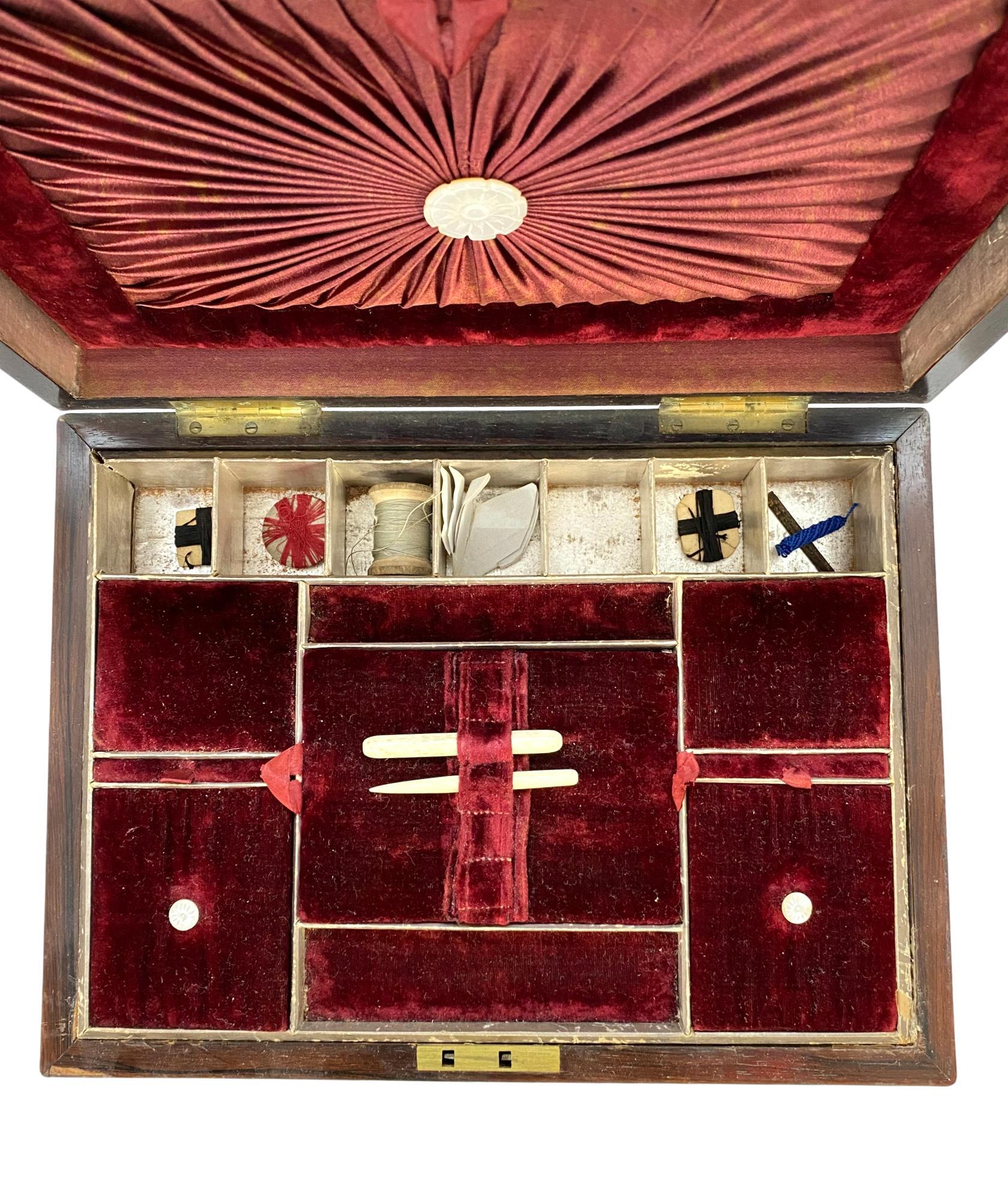 Boîte à couture ancienne en bois de rose avec incrustation de laiton et de nacre, anglaise, 1850 Bon état à Banner Elk, NC