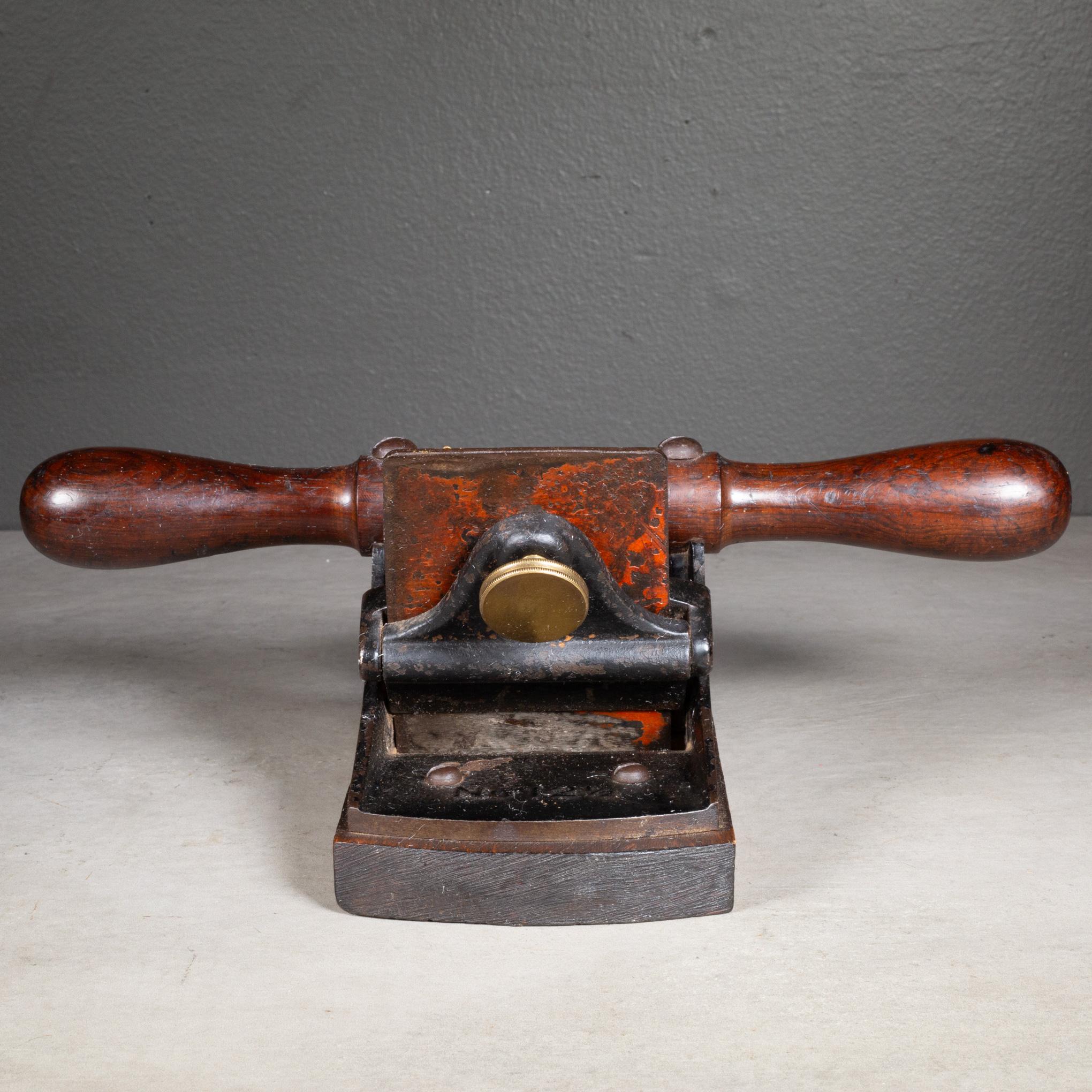 CIRCA

Pialla per impiallacciatura da falegname con manici in palissandro e pomelli in bronzo. 

    CREATORE Stanley Tools Inc. 
    Data di fabbricazione: 1904-1943 circa.
    MATERIALI E TECNICHE Acciaio, palissandro, bronzo.
    CONDIZIONE