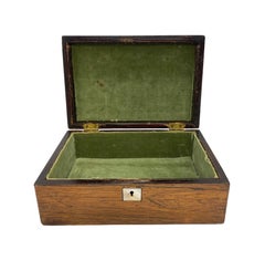 Boîte à papeterie en palissandre à fines fleurs de nacre incrustées:: vers 1840