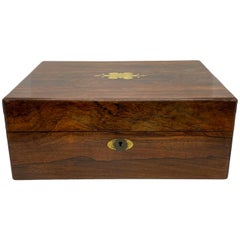 Boîte de voyage ancienne en bois de rose avec incrustation en laiton, avec tous les articles inclus