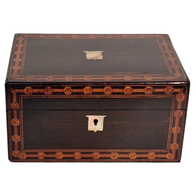 Antica scatola intarsiata in legno di palissandro Tunbridge Ware con chiave in vendita