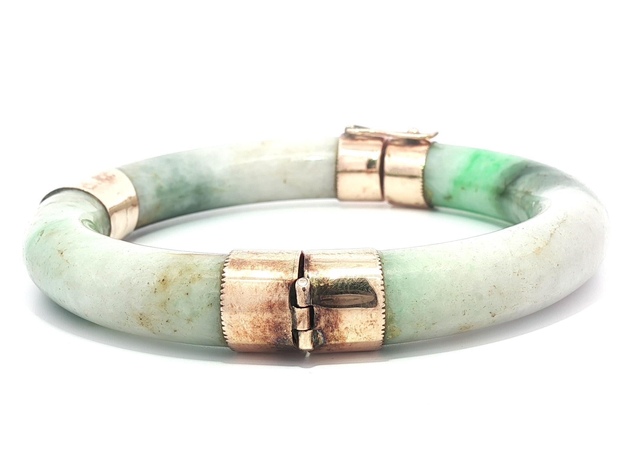 Taille ronde Bracelet à charnière en or jaune rosé antique avec capuchons en jade vert molté épais en vente
