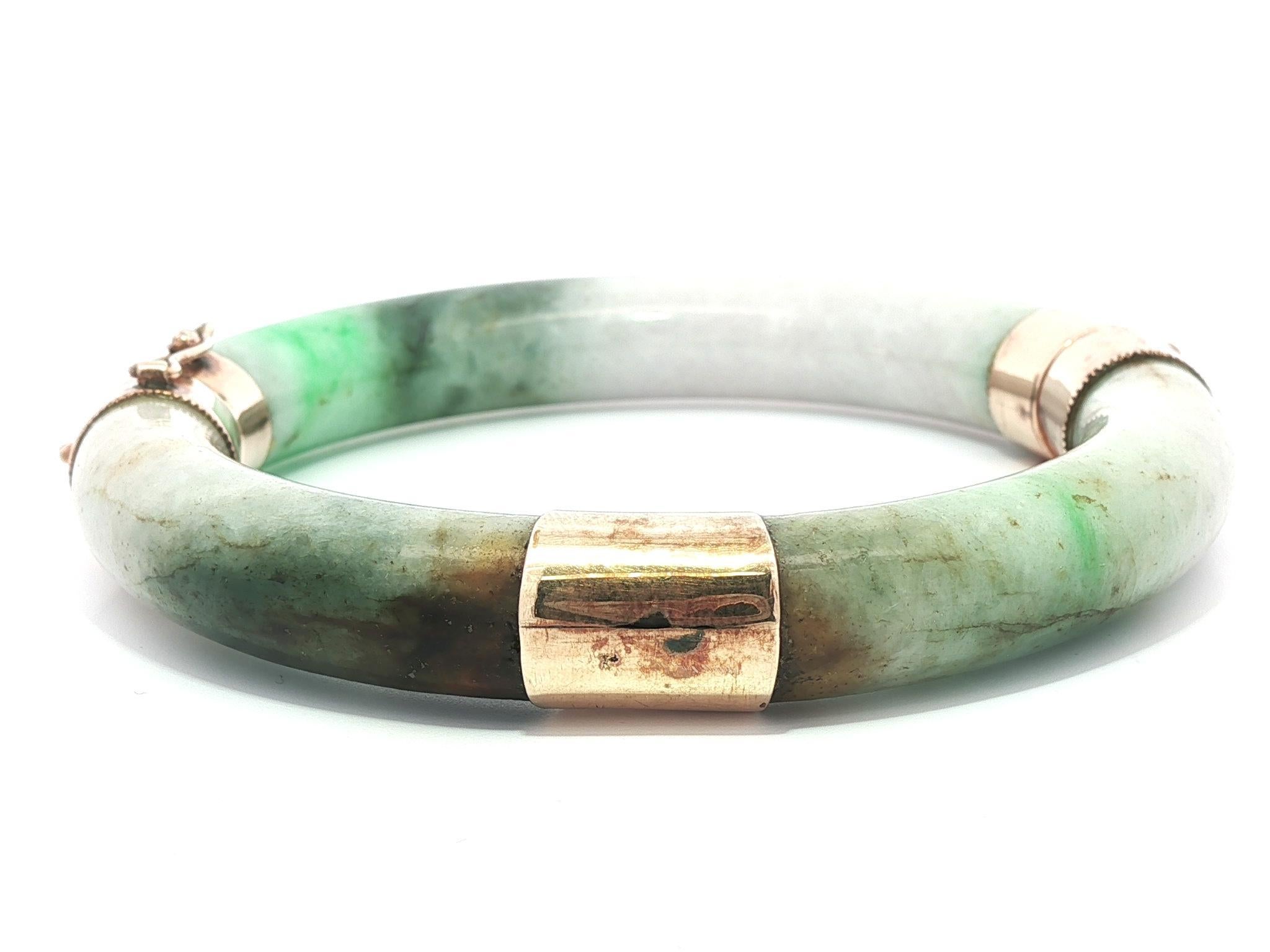 Bracelet à charnière en or jaune rosé antique avec capuchons en jade vert molté épais Bon état - En vente à Montclair, NJ