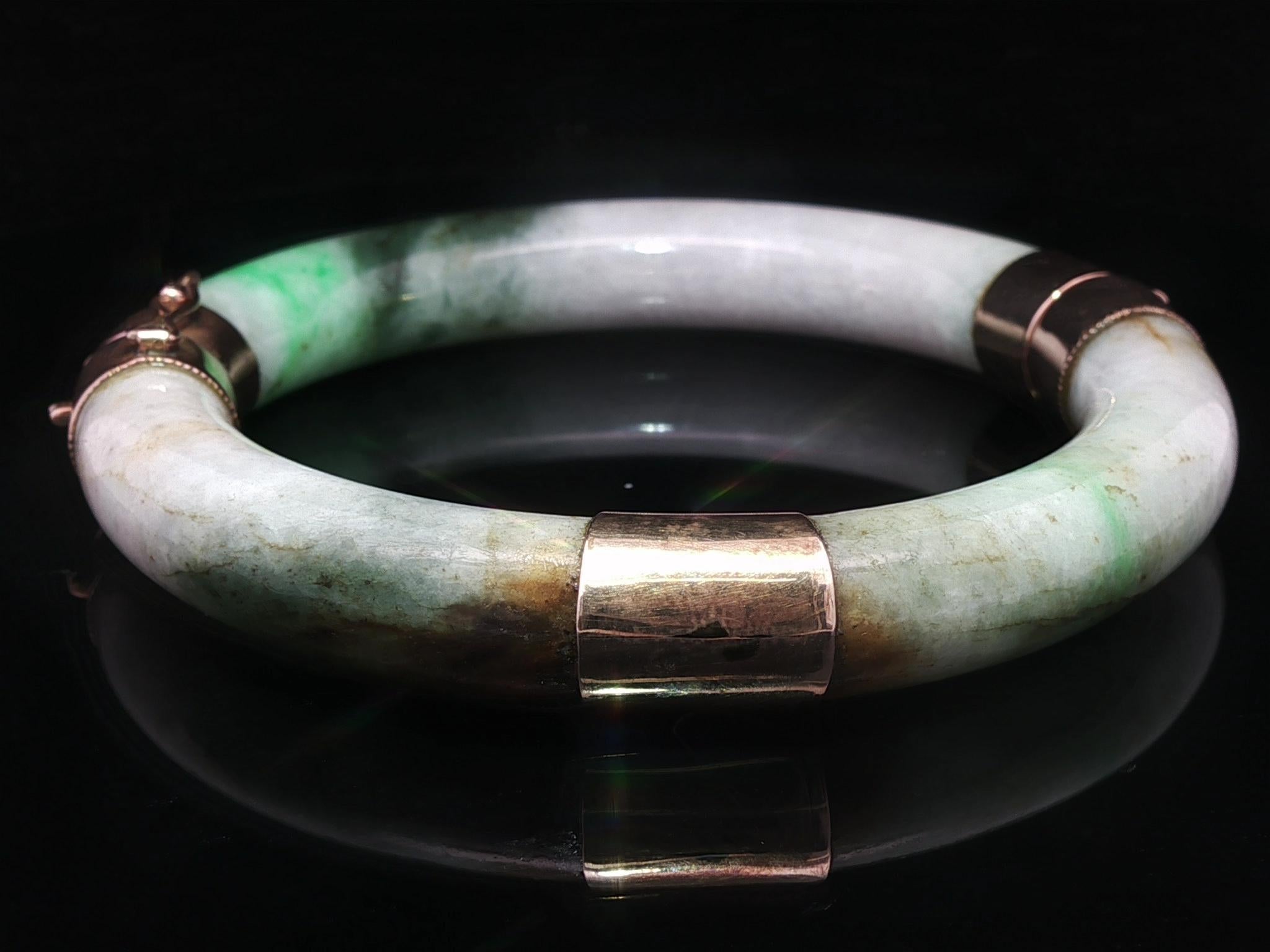 Bracelet à charnière en or jaune rosé antique avec capuchons en jade vert molté épais en vente 3