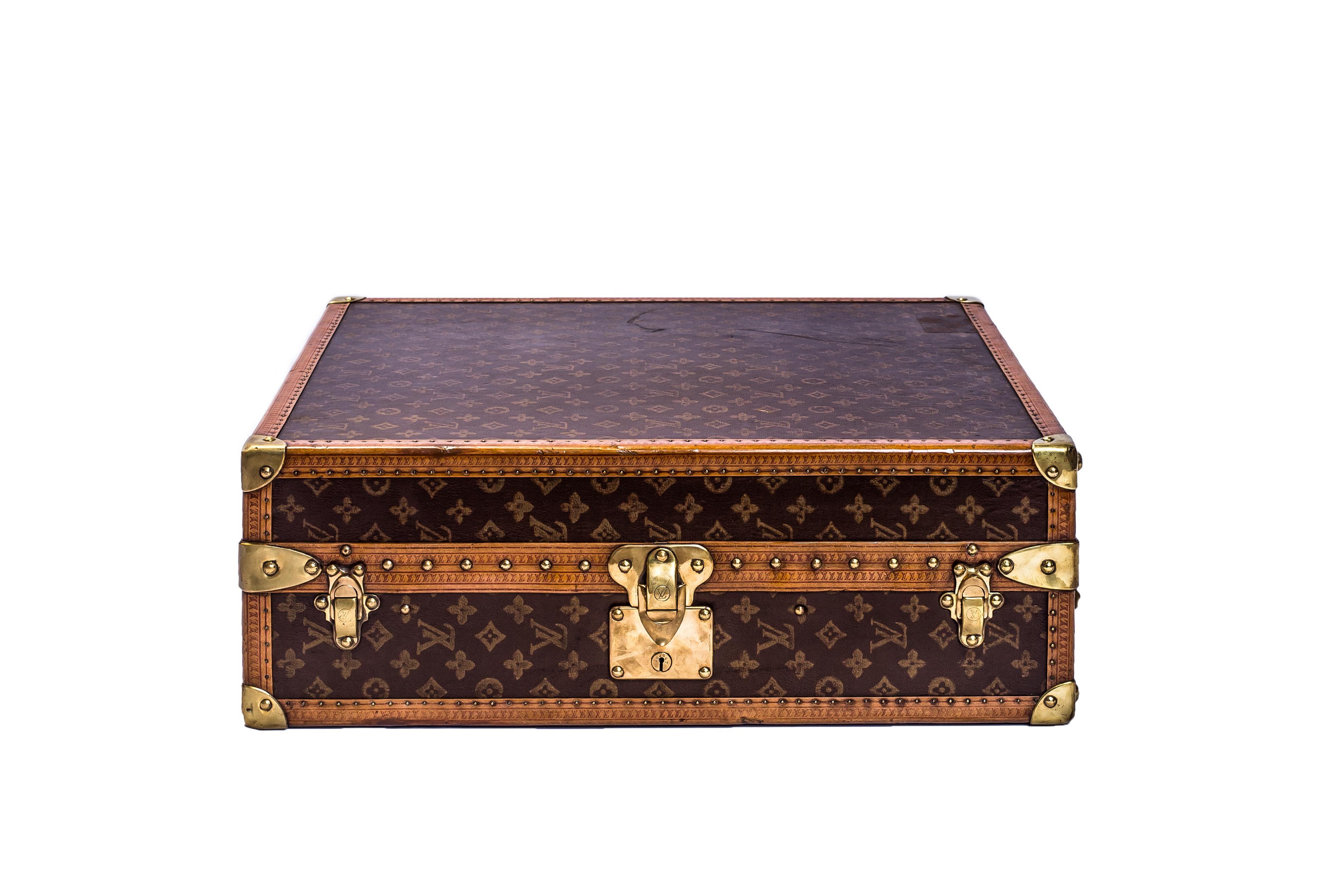 1950s Louis Vuitton case converted to fit an antique 1880s Roulette wheel.
The Roulette has the particularity to only show 24 numbers + the 0 and 00. In comparisons to roulette nowadays with 36 numbers.
The interior of the Louis Vuitton has been