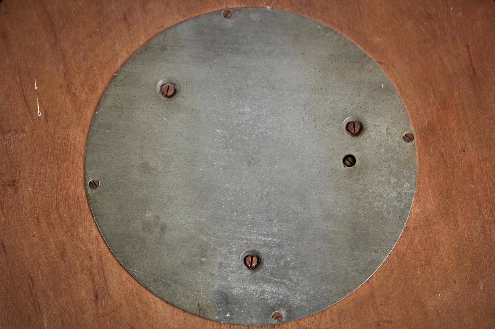 Barometro aneroide rotondo da parete con cassa in legno di pino intagliato e quadrante smaltato. Bellissimo oggetto decorativo in buone condizioni.
