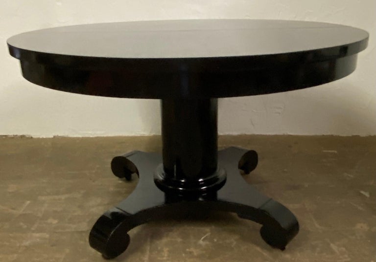 American Antique Round Black Lacquered Round Pedestal Dining Table For Sale