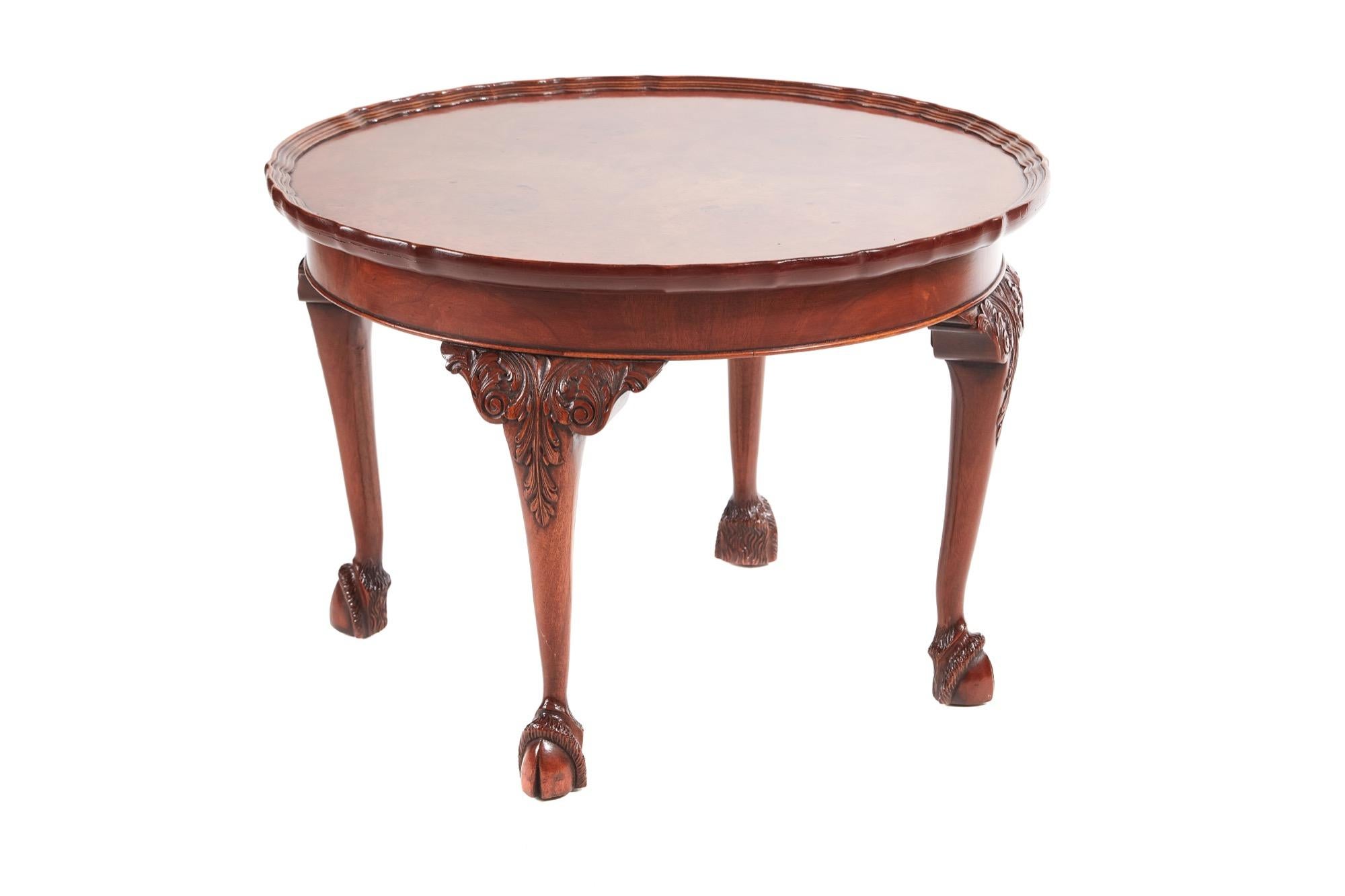 Round burr walnut pie-crust top coffee table with an attractive burr walnut top and pie-crust edge. It stands on four elegant carved legs with very unusual unique feet.

Measures: H 47cm
W 69 cm
D 69 cm.
 