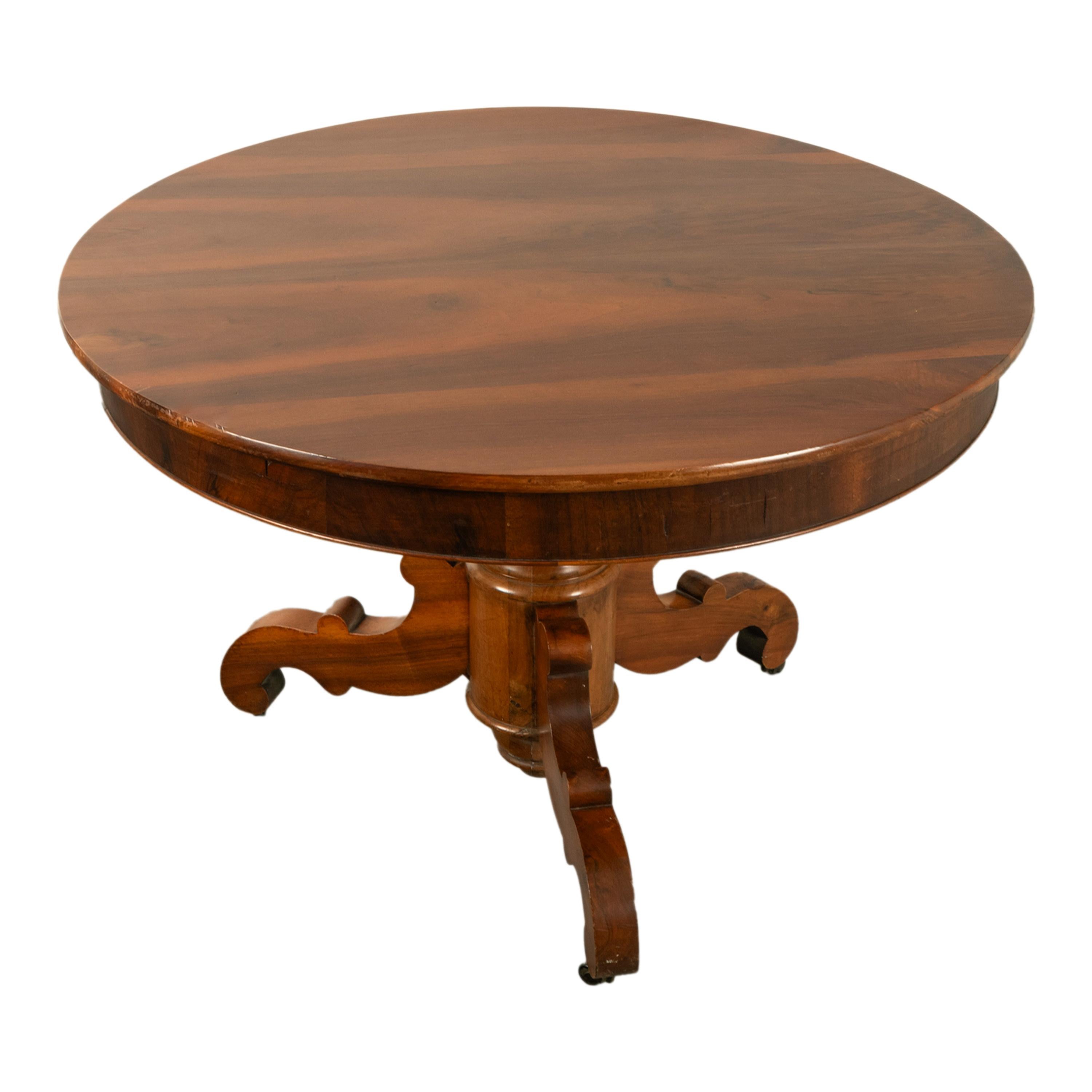 Antiquité Table de salle à manger ronde en noyer français sculpté à piédestal et à trépied 1850 en vente 2