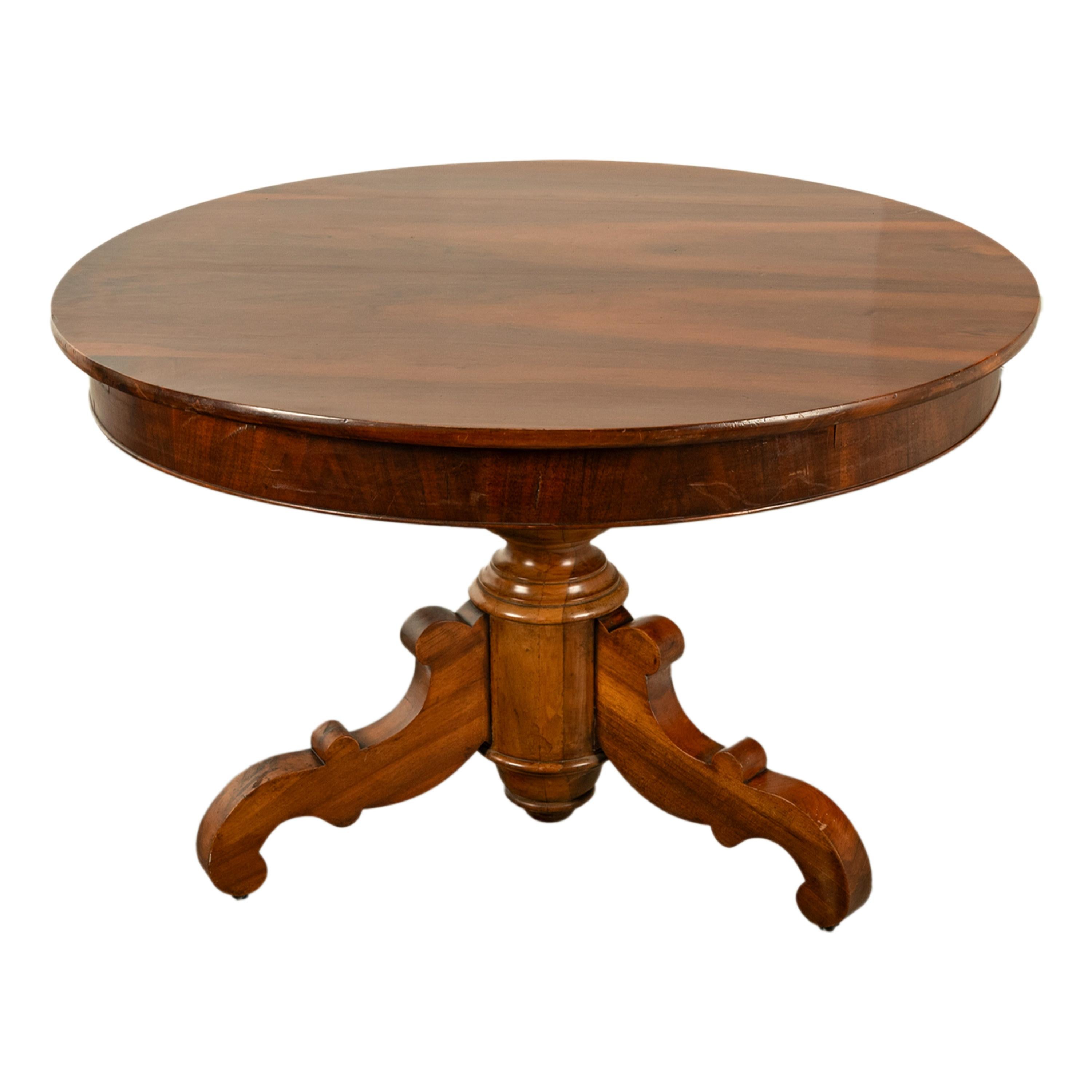 Antiquité Table de salle à manger ronde en noyer français sculpté à piédestal et à trépied 1850 en vente 5