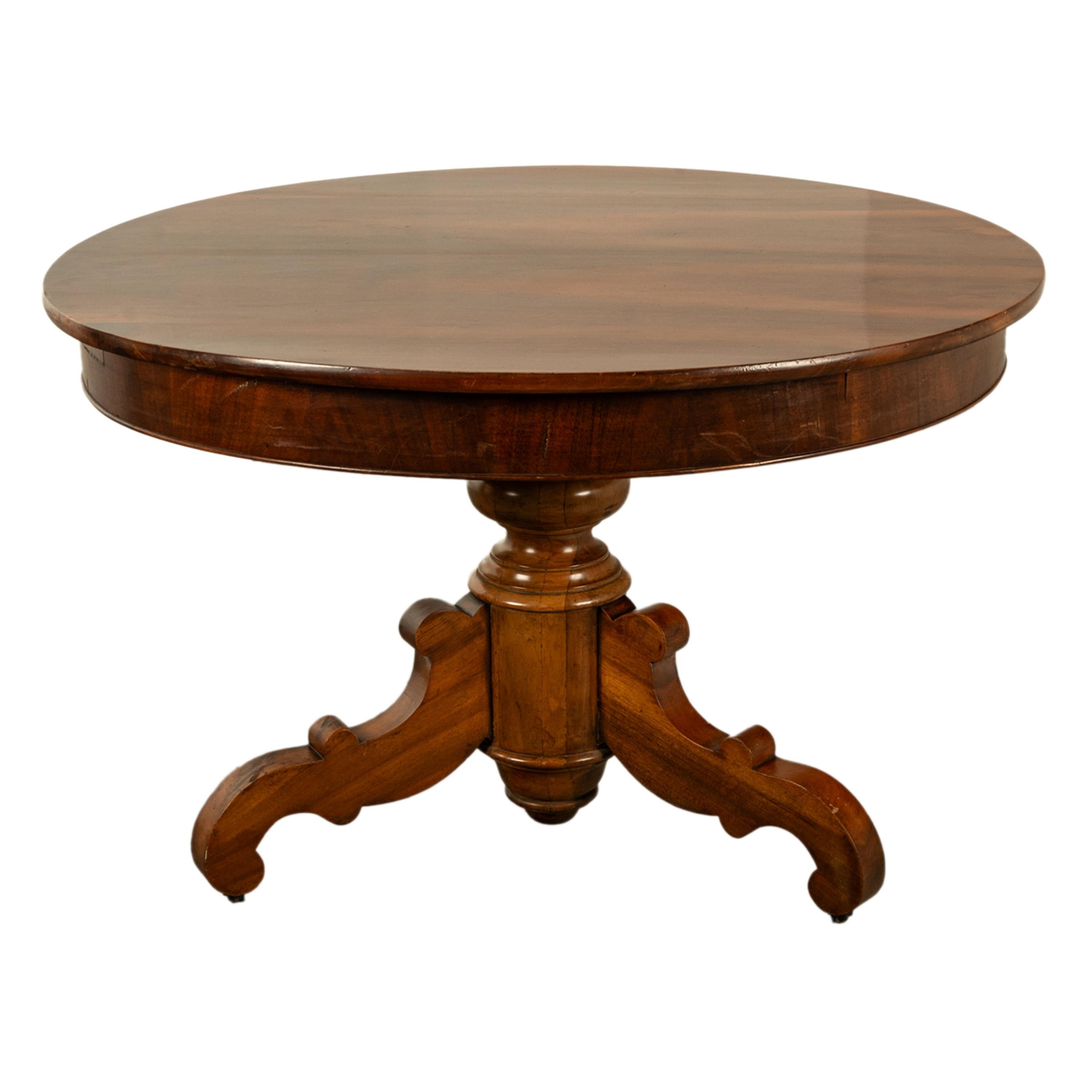 Antiquité Table de salle à manger ronde en noyer français sculpté à piédestal et à trépied 1850 en vente 6