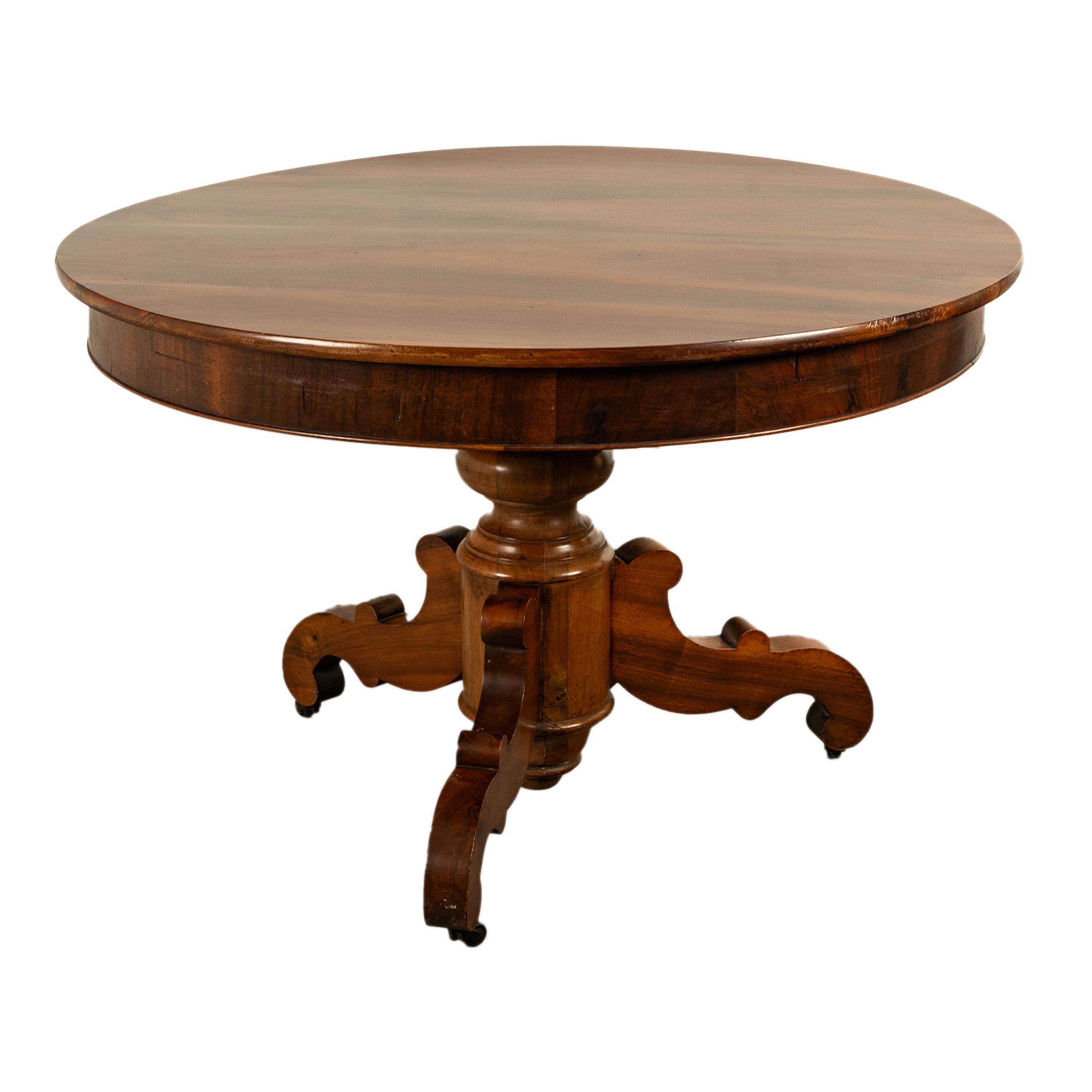 Antiquité Table de salle à manger ronde en noyer français sculpté à piédestal et à trépied 1850 en vente 7