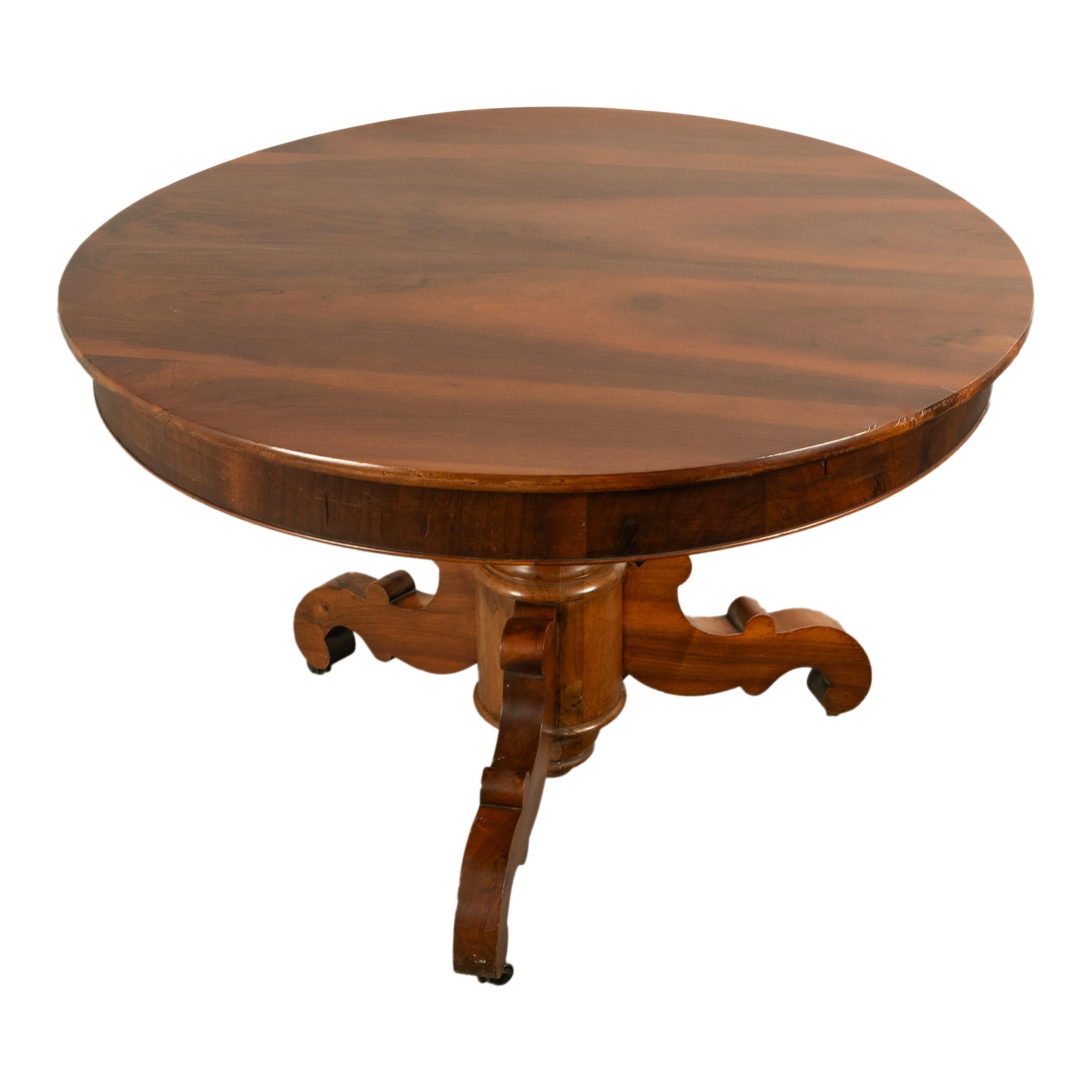 Antiquité Table de salle à manger ronde en noyer français sculpté à piédestal et à trépied 1850 en vente 8