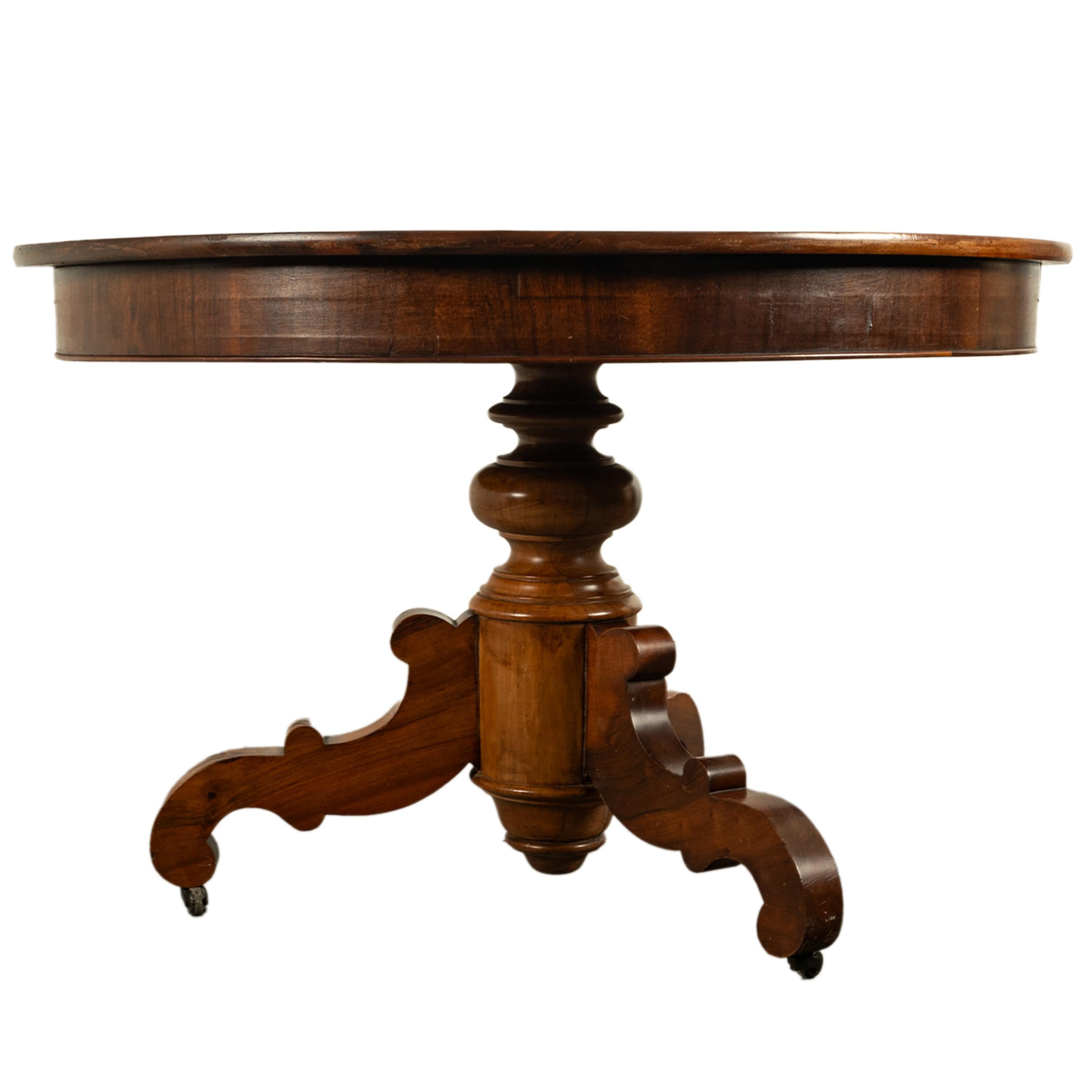 Une bonne table ronde en noyer figuré, dans le goût de Napoléon III, vers 1850.
La table a un plateau rond avec une base de piédestal en balustre tourné, la table est soulevée sur trois pieds sculptés avec des roulettes en dessous.
La table est
