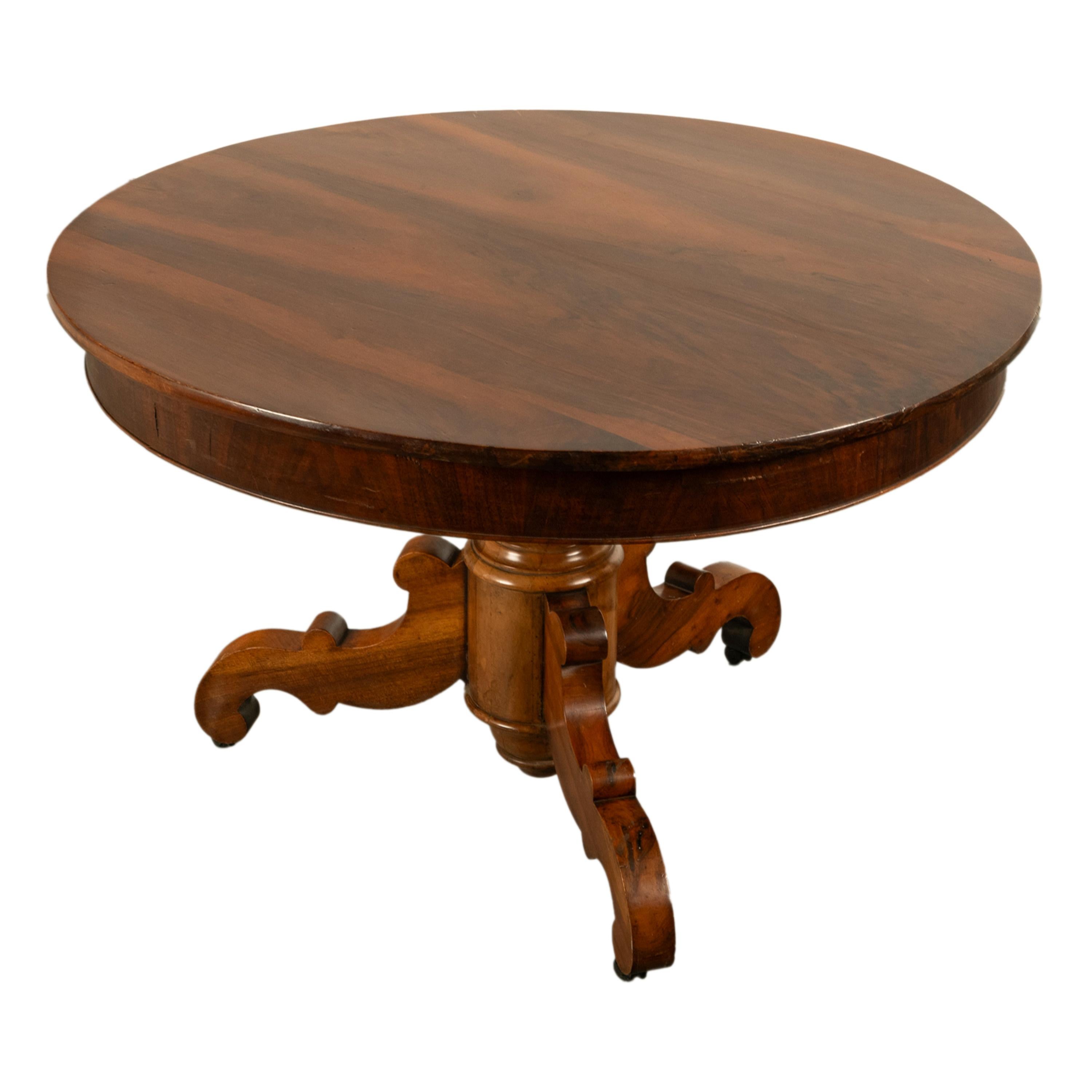 Français Antiquité Table de salle à manger ronde en noyer français sculpté à piédestal et à trépied 1850 en vente