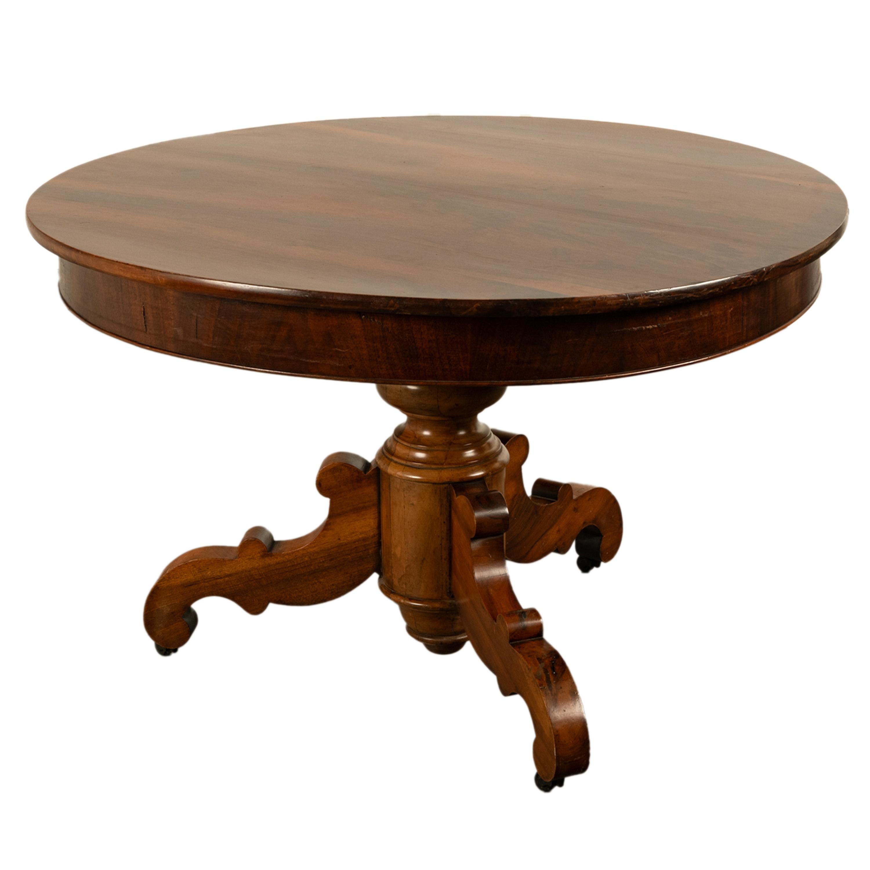 Sculpté Antiquité Table de salle à manger ronde en noyer français sculpté à piédestal et à trépied 1850 en vente