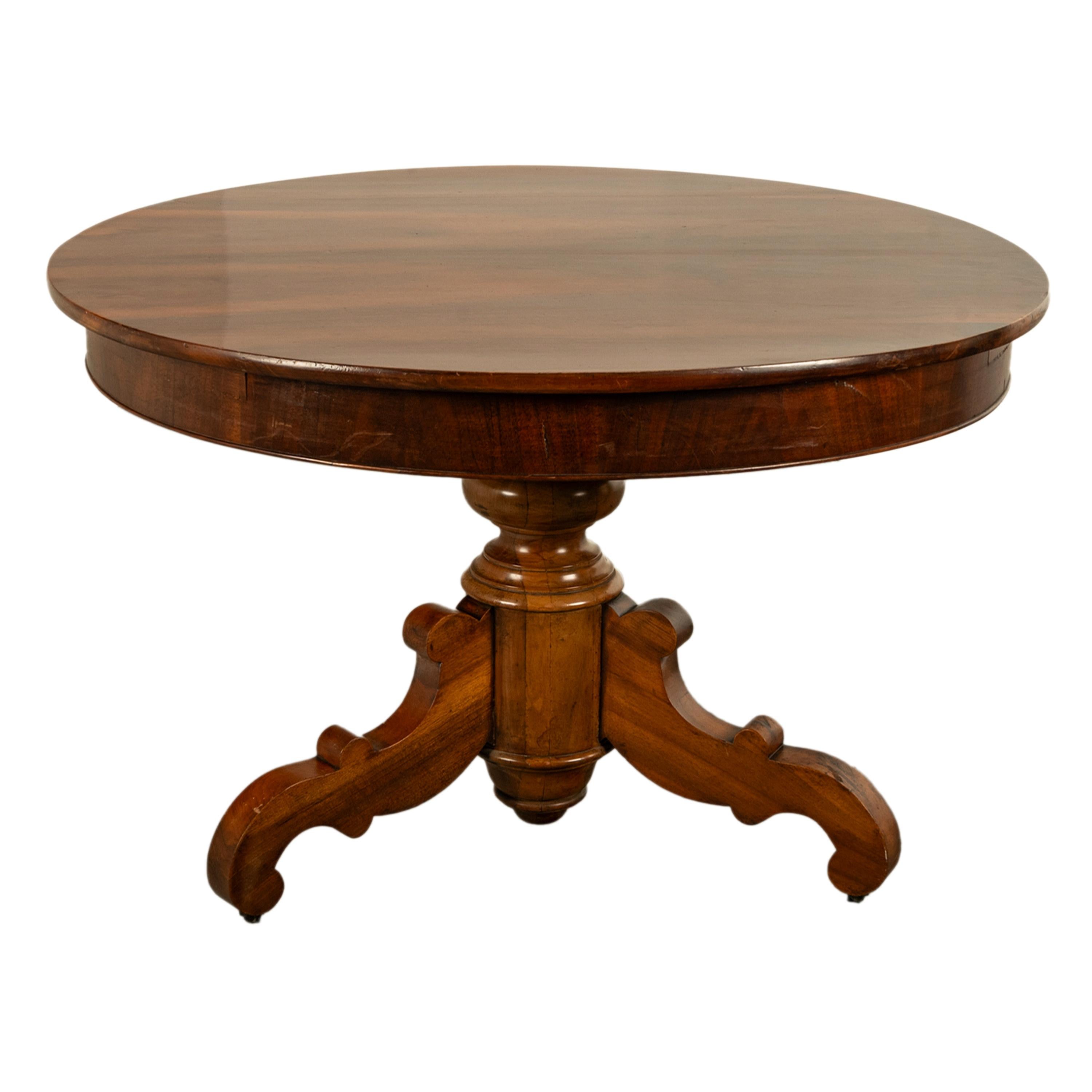 Antiquité Table de salle à manger ronde en noyer français sculpté à piédestal et à trépied 1850 Bon état - En vente à Portland, OR