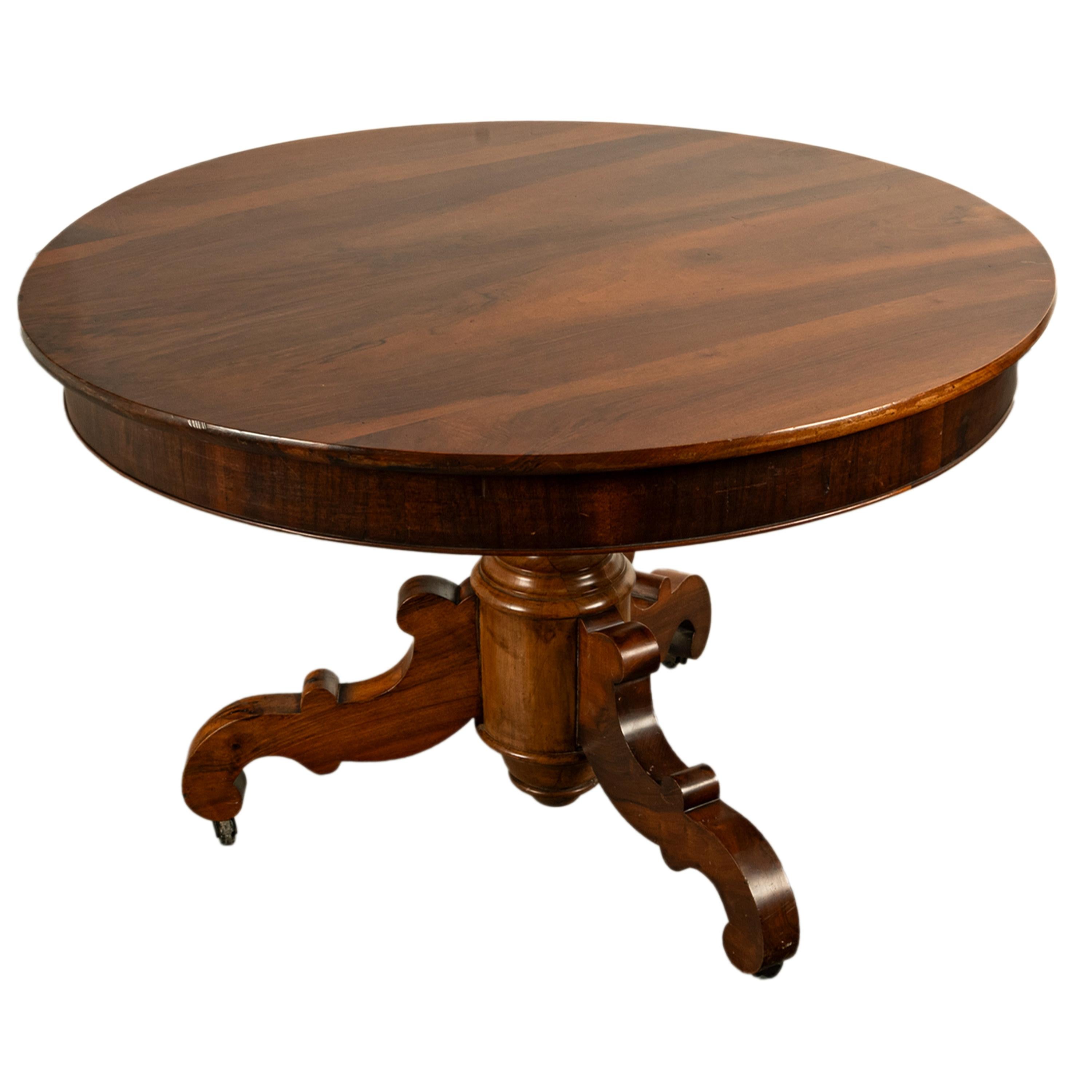 Milieu du XIXe siècle Antiquité Table de salle à manger ronde en noyer français sculpté à piédestal et à trépied 1850 en vente