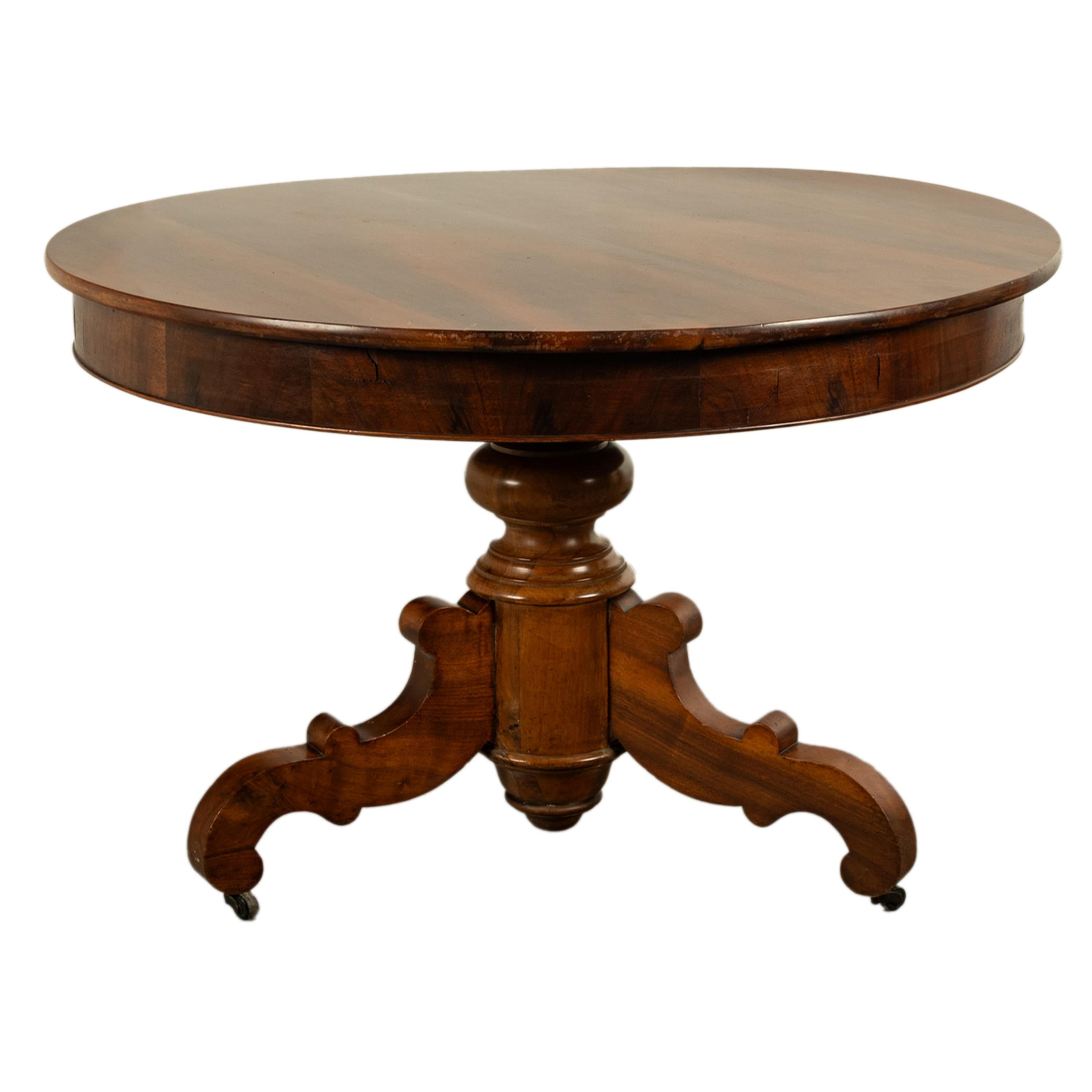 Noyer Antiquité Table de salle à manger ronde en noyer français sculpté à piédestal et à trépied 1850 en vente