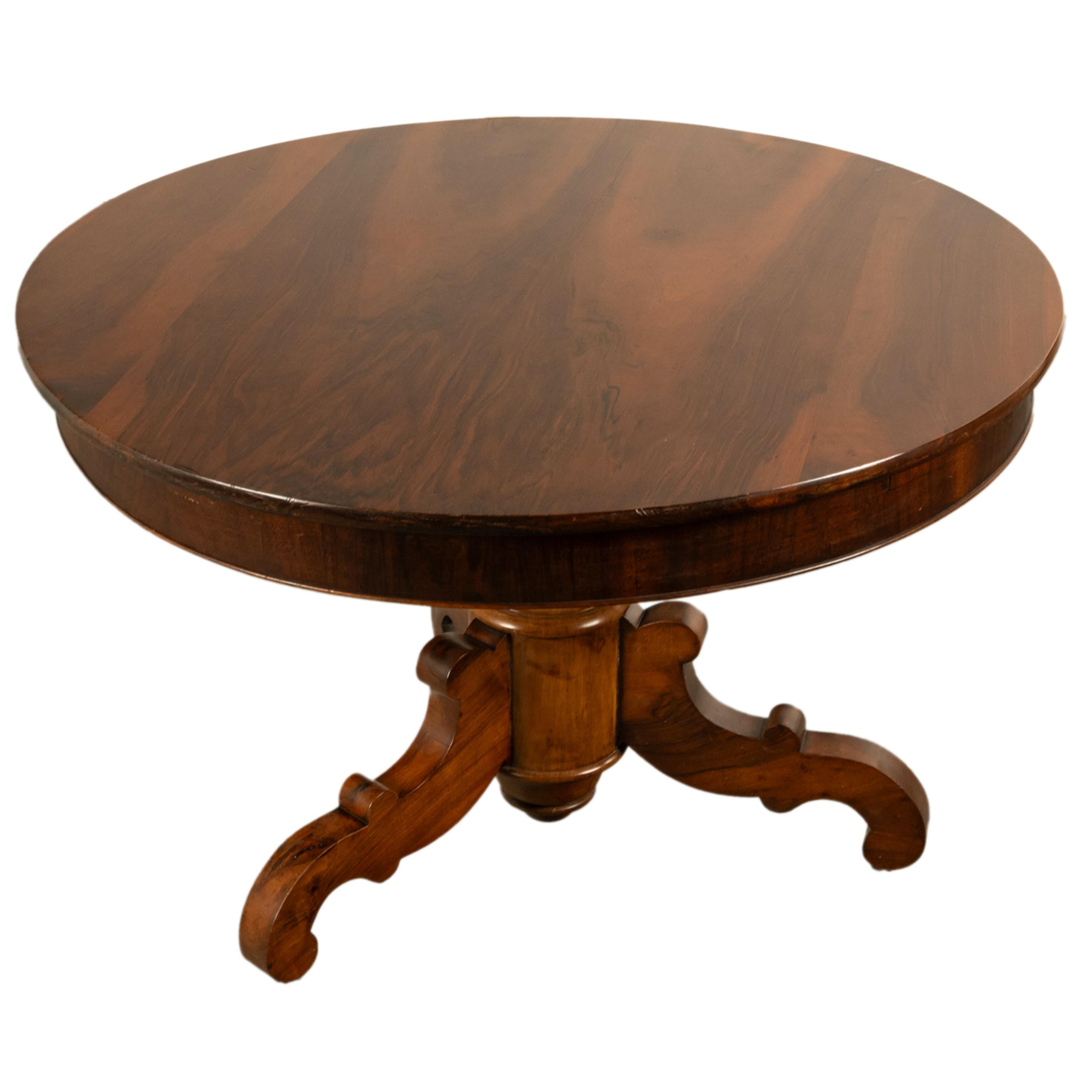 Antiquité Table de salle à manger ronde en noyer français sculpté à piédestal et à trépied 1850 en vente 1