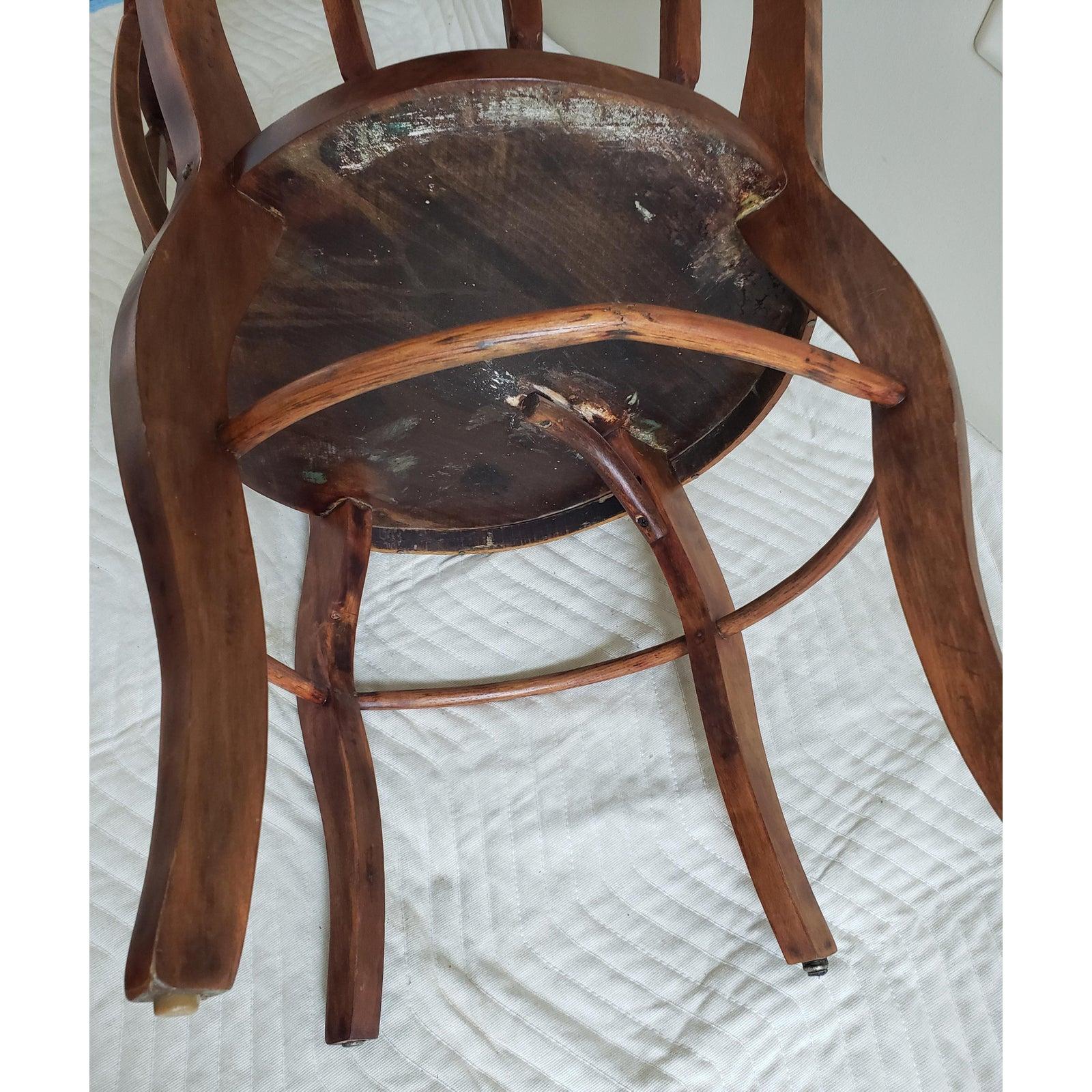 Travail du bois Chaise ronde d'antiquités avec pieds reliés en vigne en vente