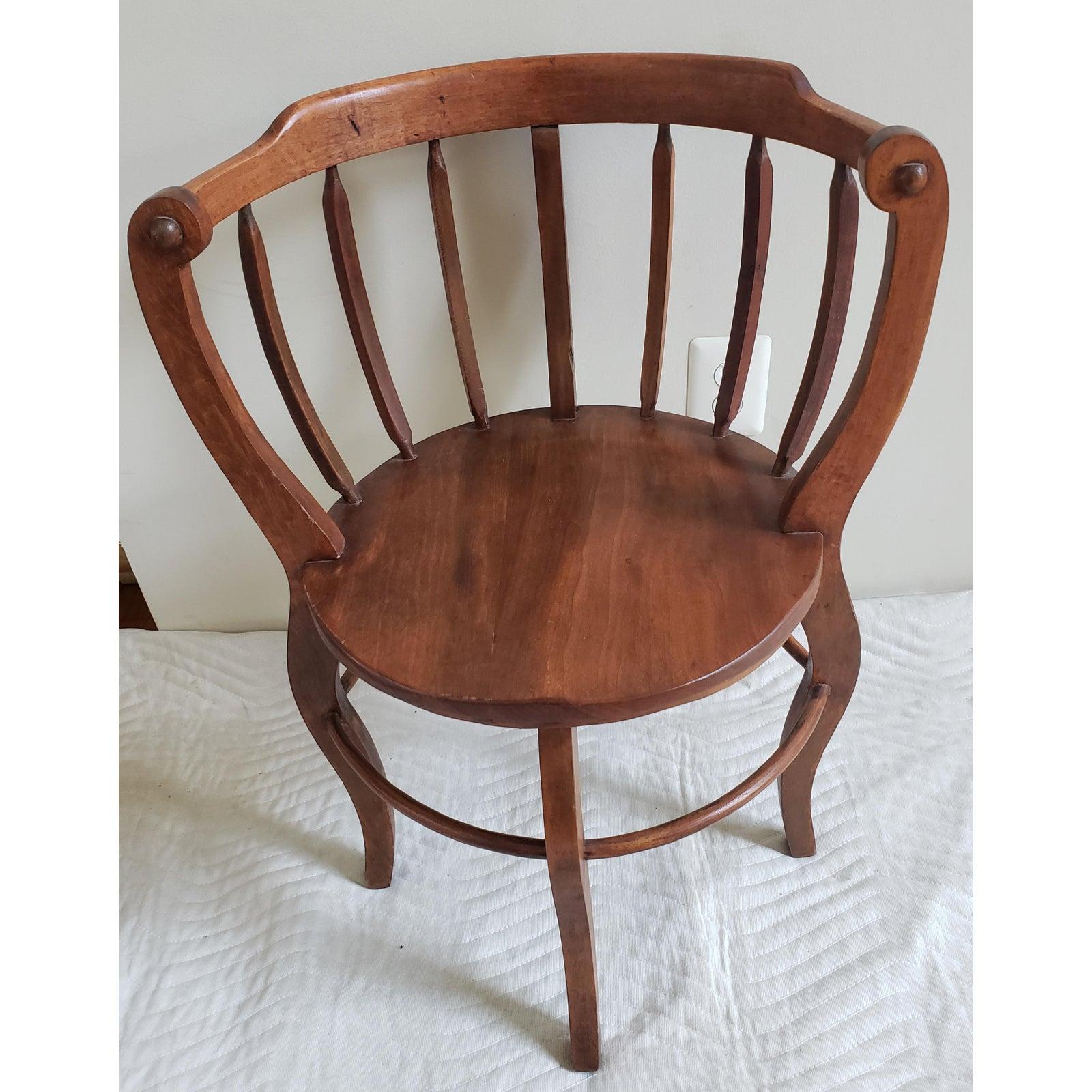 American Colonial Antique Round Chair with Vine Connecting Legs For Sale