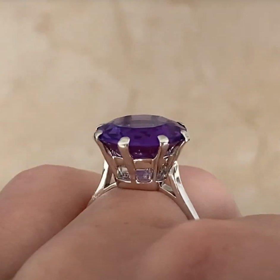 Anello cocktail con ametista antica taglio rotondo (circa 4.60 carati), platino In condizioni ottime in vendita a New York, NY