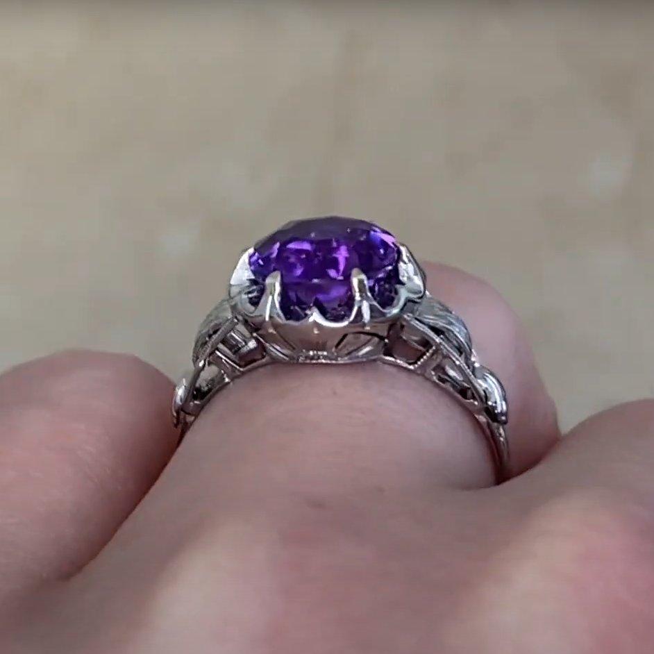 Anello antico con ametista a taglio rotondo (circa 1,90 carati), platino, CIRCA 1925 In condizioni ottime in vendita a New York, NY