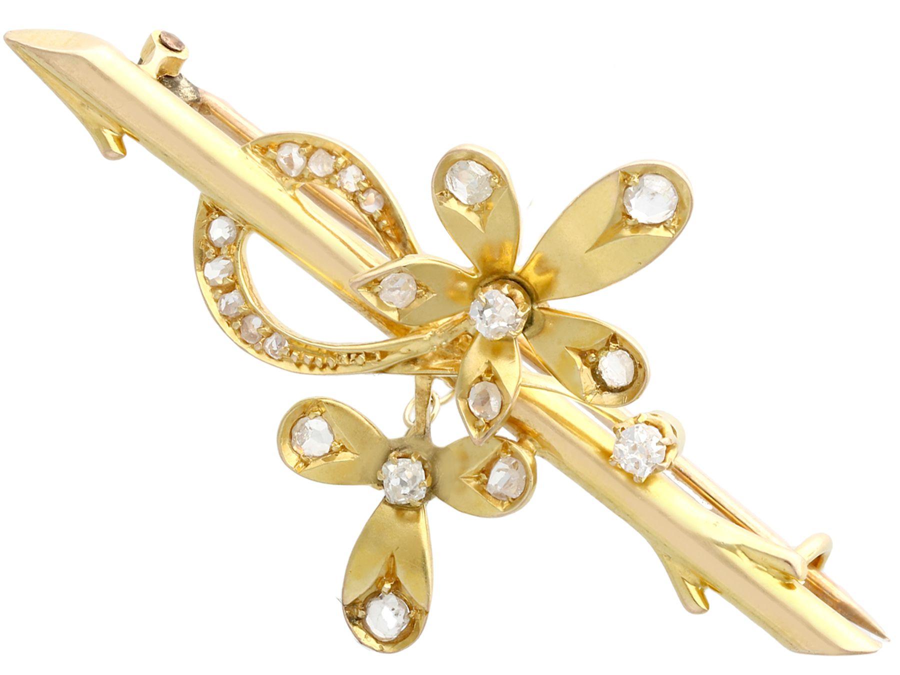 Round Cut 1900s Antique 0.45 Carat Diamond and Yellow Gold Brooch For Sale
