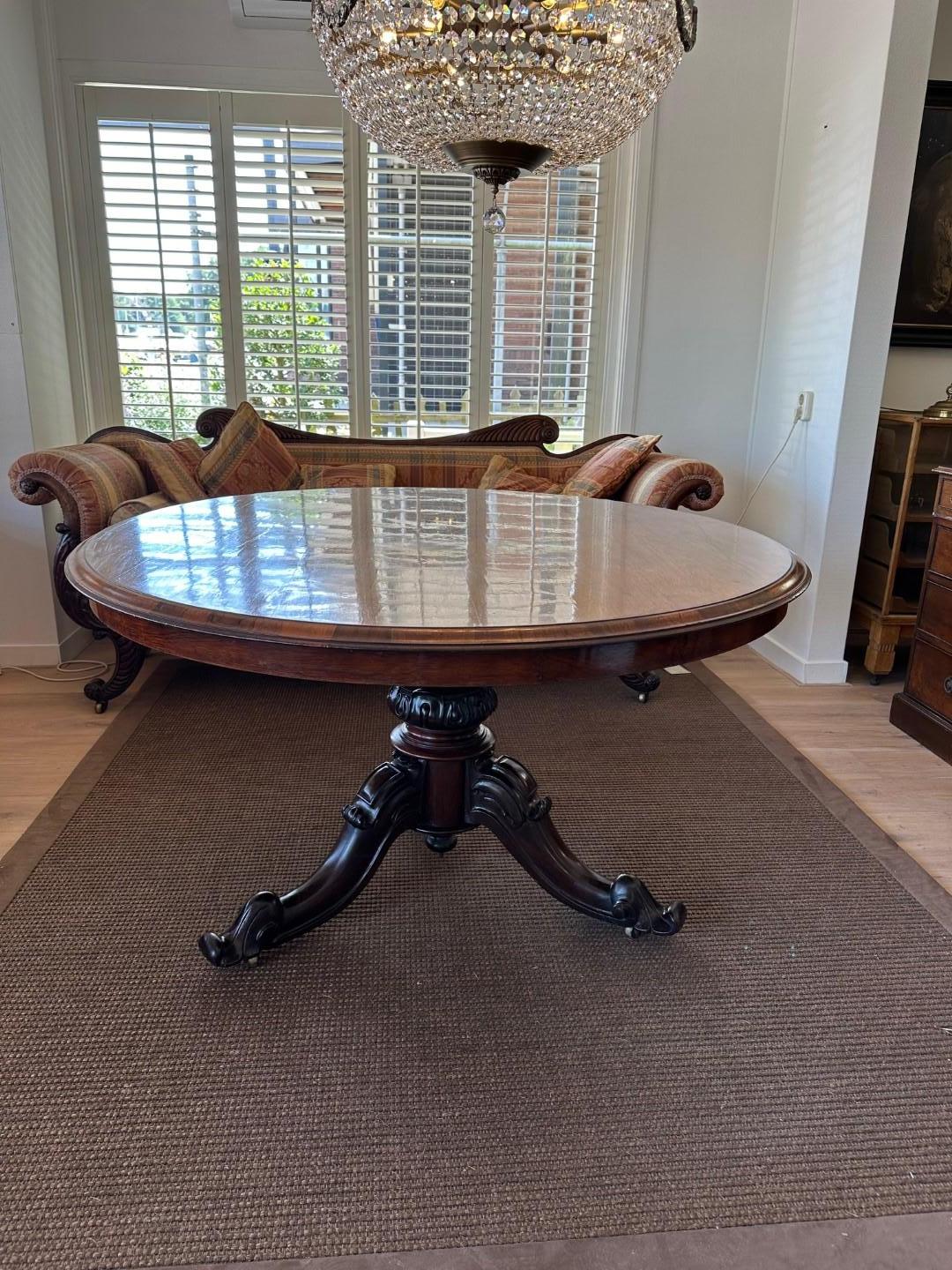 Magnifique table ronde ancienne en bois de rose en parfait état d'origine. Il repose sur une impressionnante base en bois massif de palissandre. La partie supérieure peut basculer.

Origine : Angleterre
Période : Environ 1830
Taille 130cm x h.
