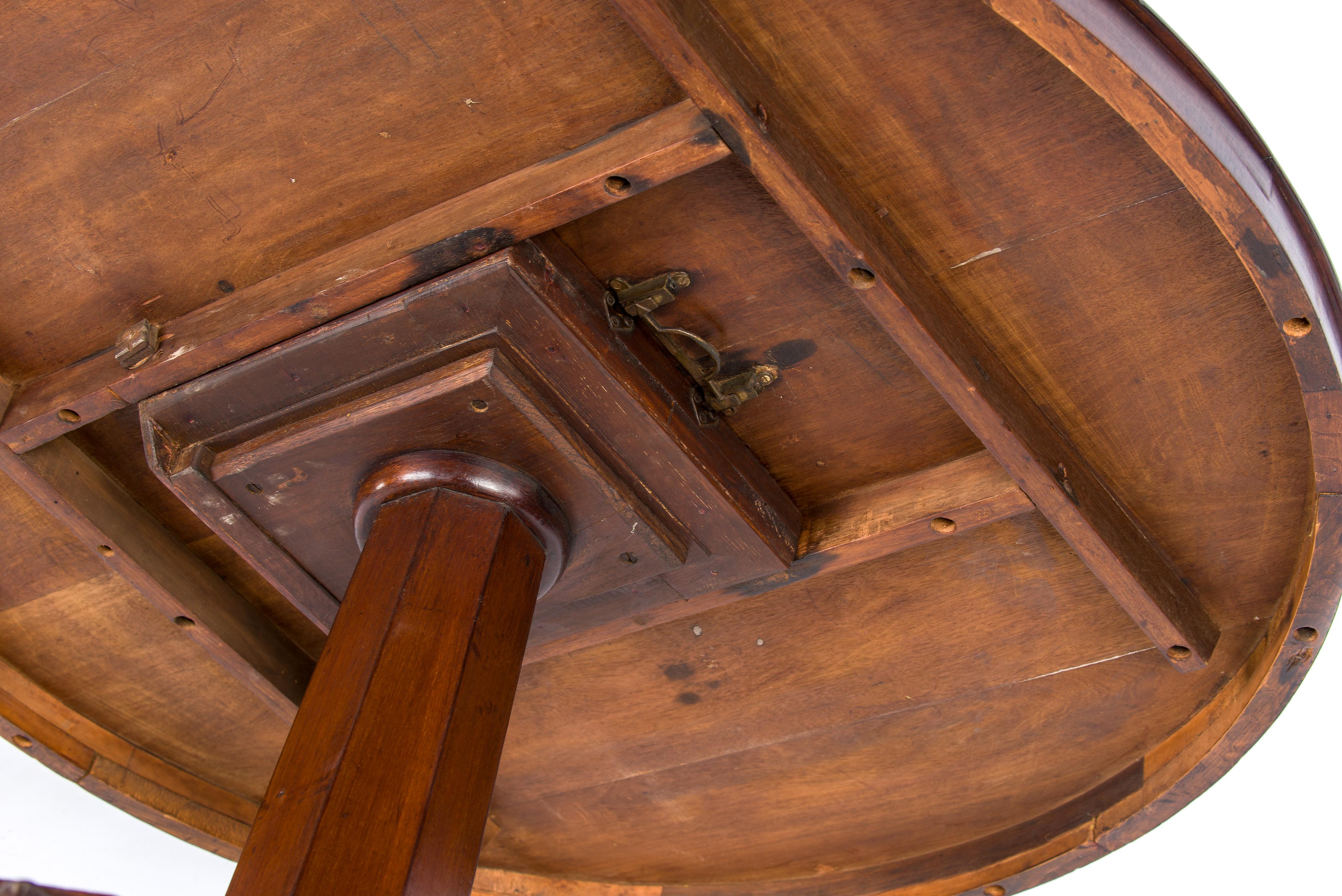 Antique table centrale ronde de style Régence anglaise en acajou à plateau basculant 3