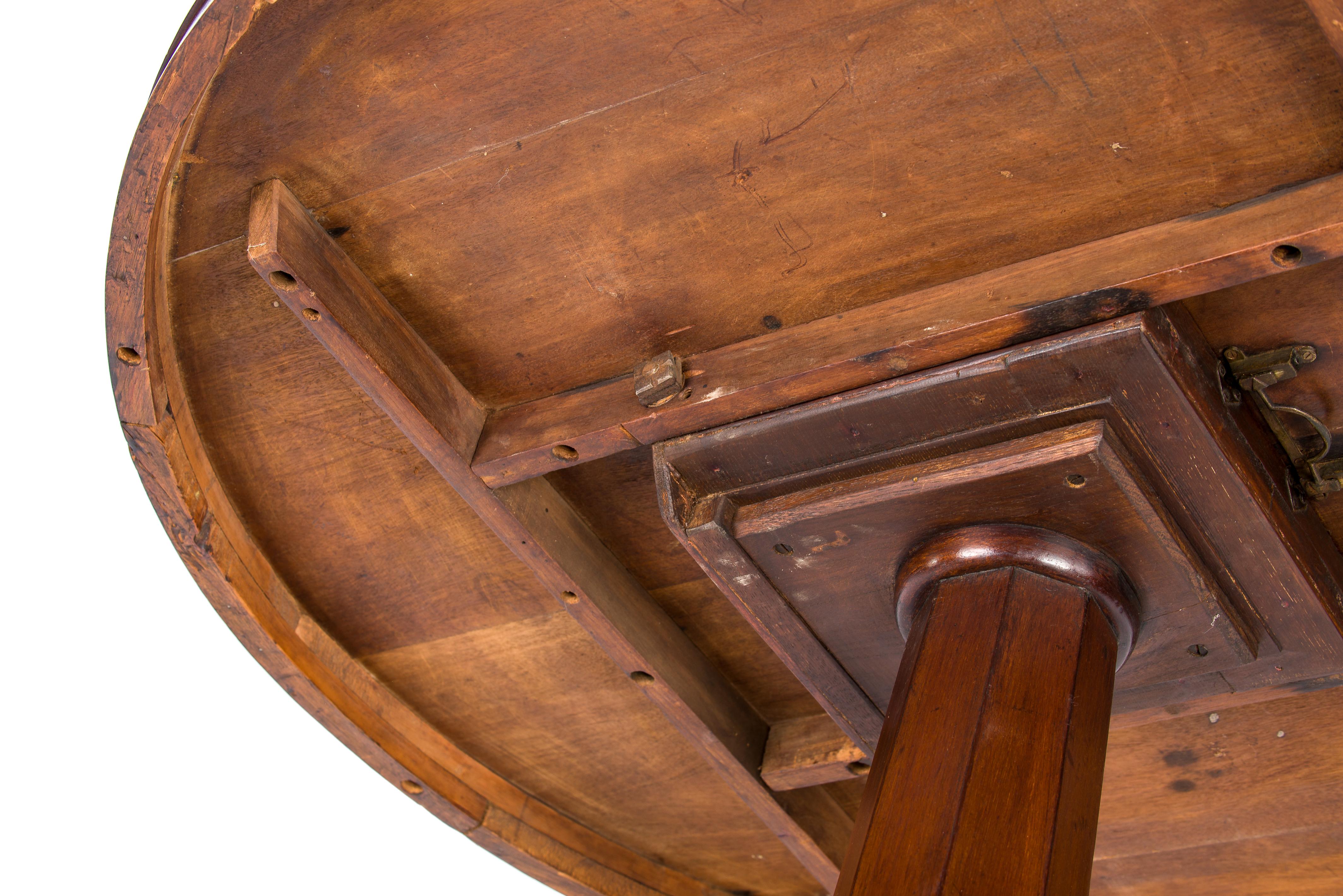 Antique table centrale ronde de style Régence anglaise en acajou à plateau basculant 4