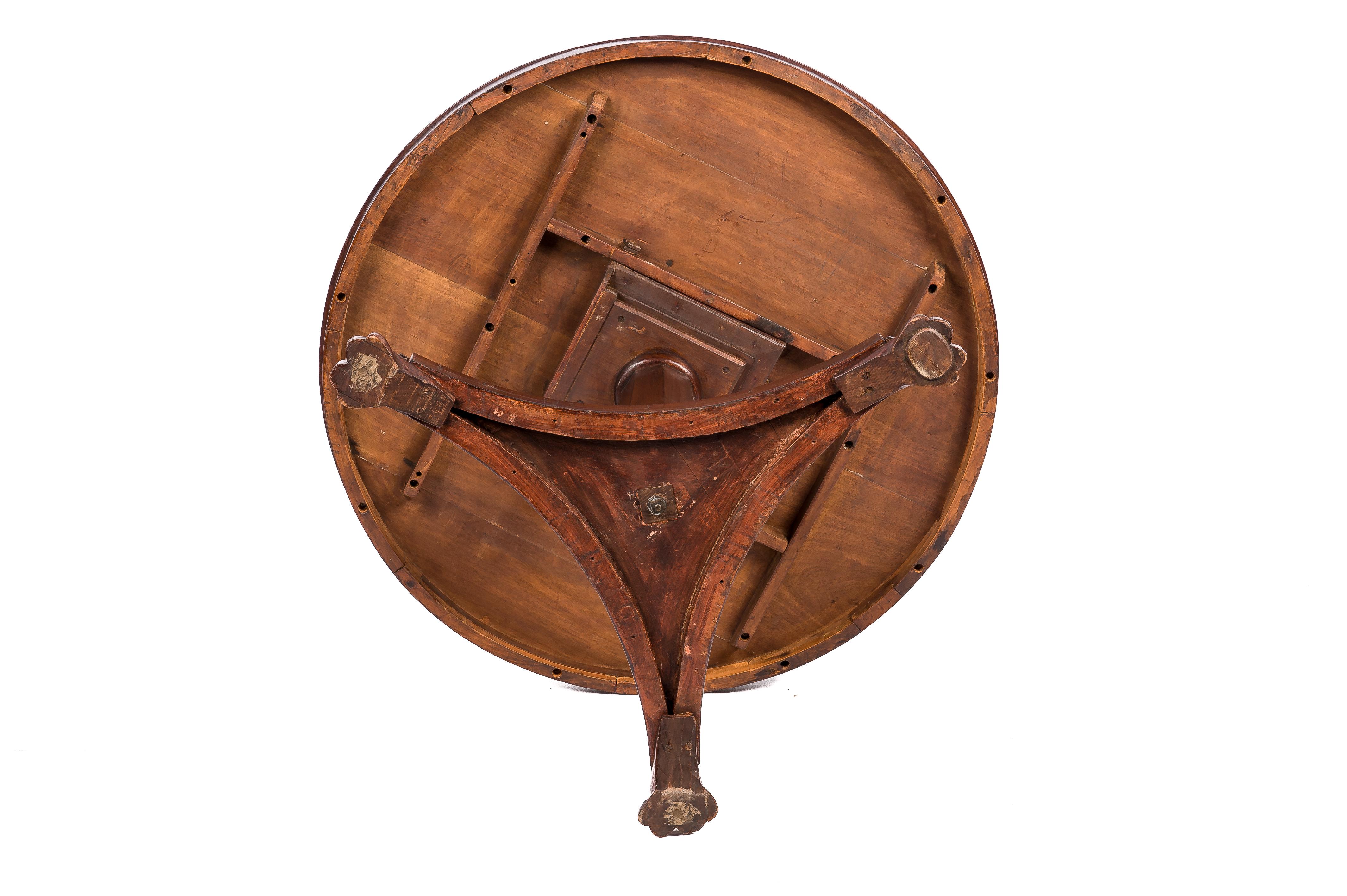 Antique table centrale ronde de style Régence anglaise en acajou à plateau basculant 7