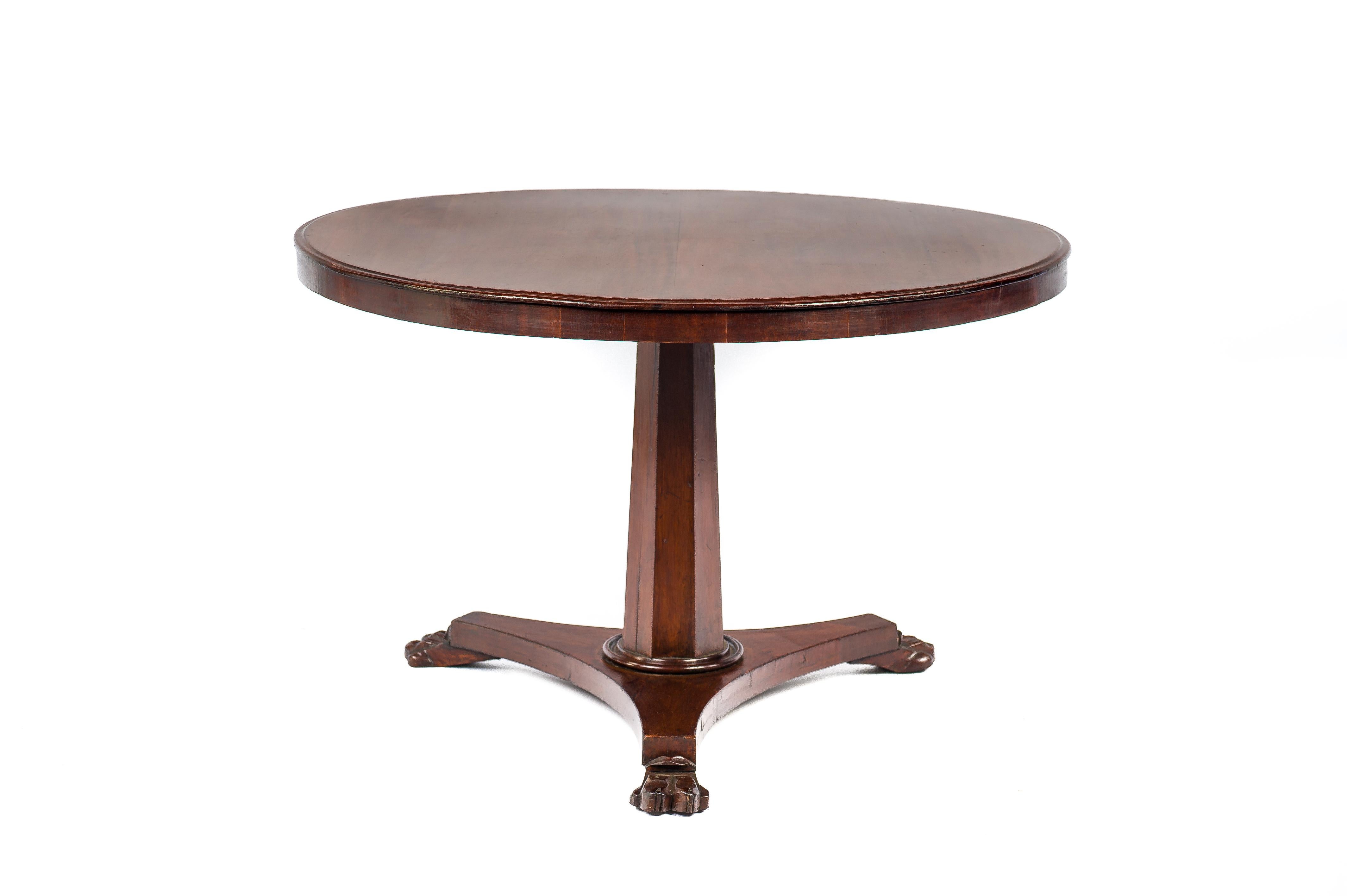 Antique table centrale ronde de style Régence anglaise en acajou à plateau basculant Bon état à Casteren, NL