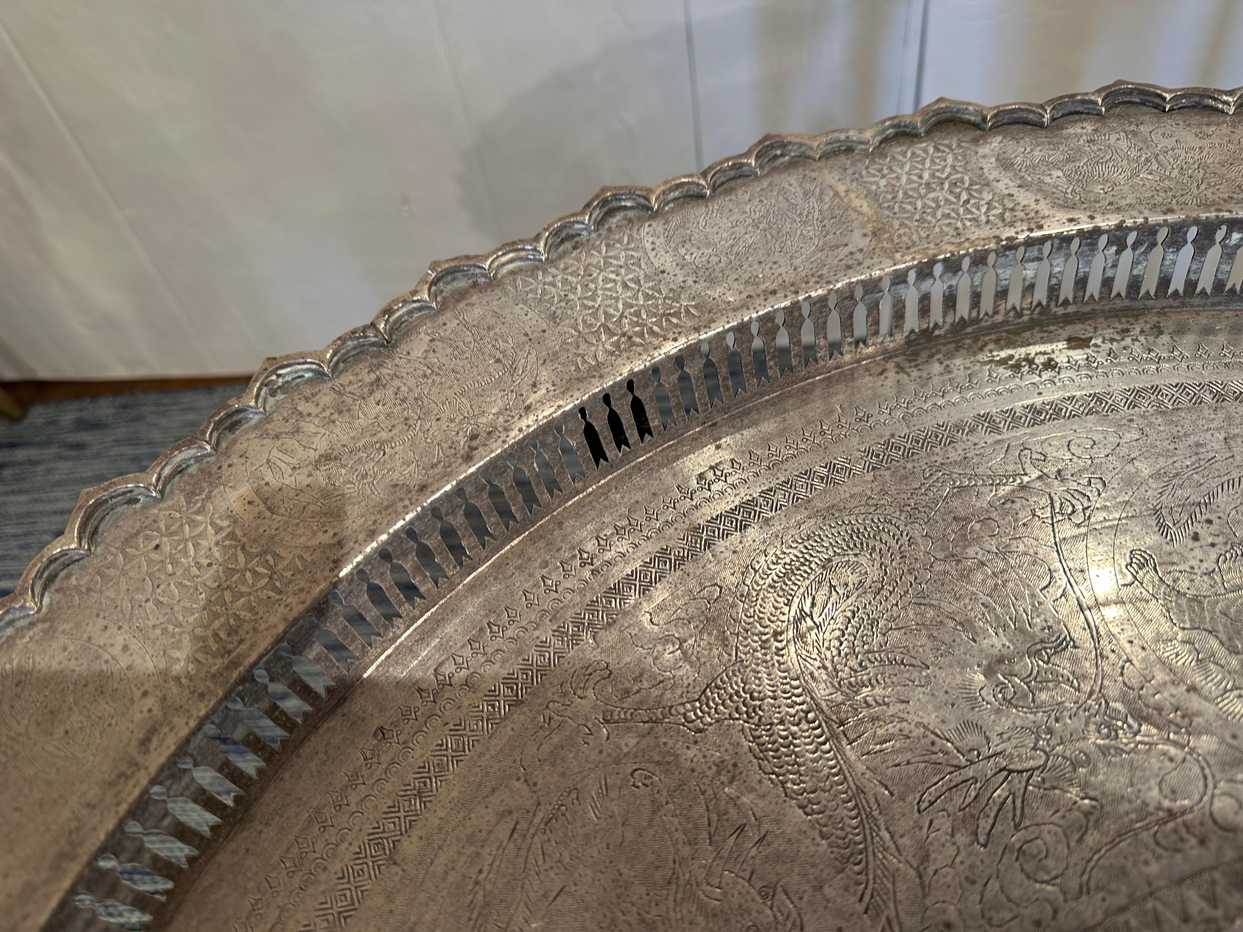 Étain Table basse ronde antique en étain gravé  en vente