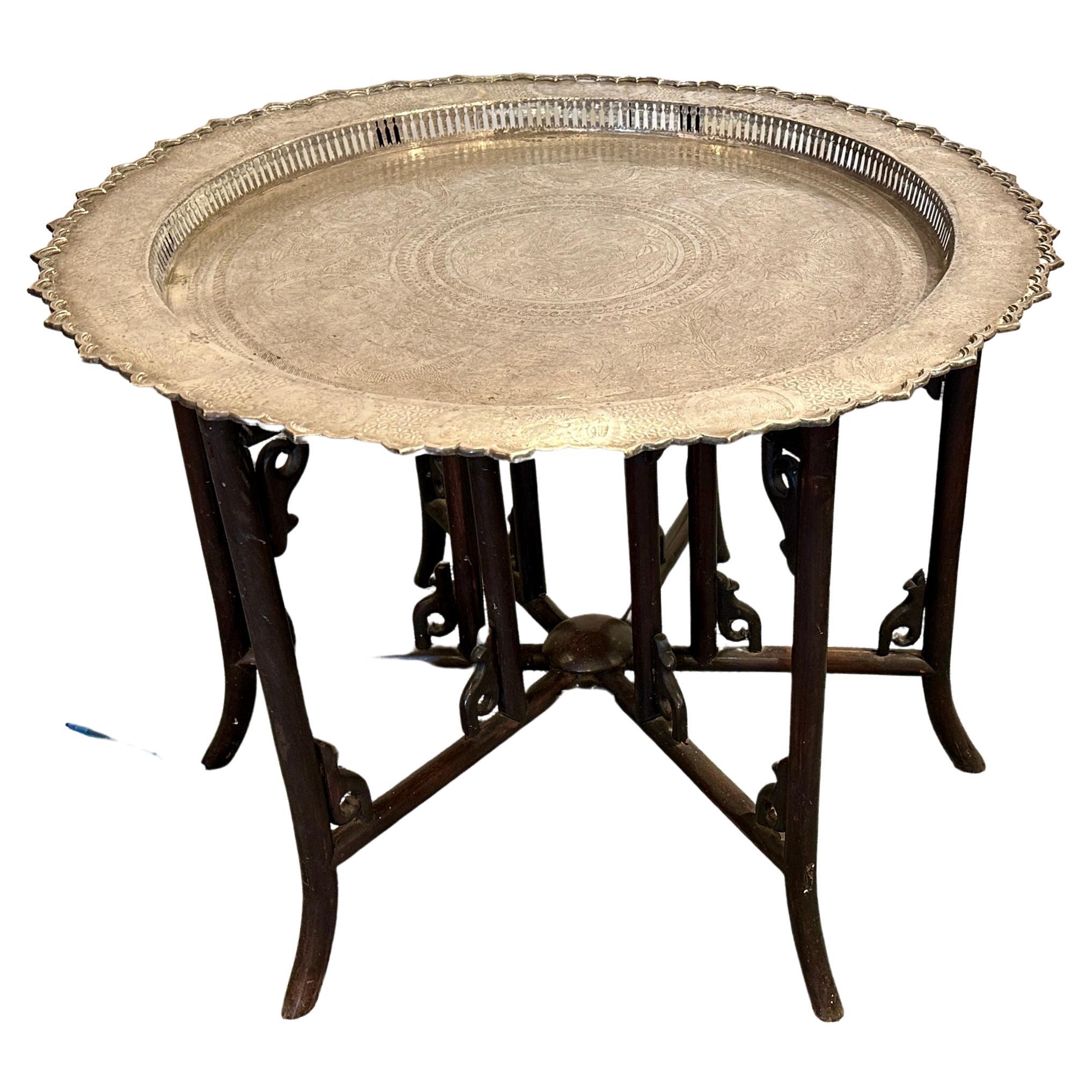Table basse ronde antique en étain gravé  en vente