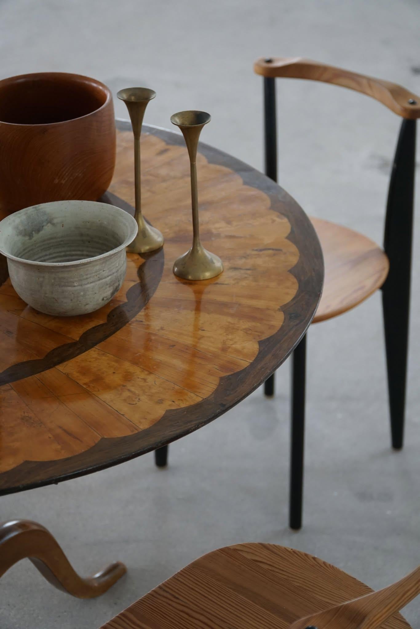 Art Déco Antico tavolo rotondo Foldes in legno di radica, prodotto in Svezia, inizio XIX secolo in vendita