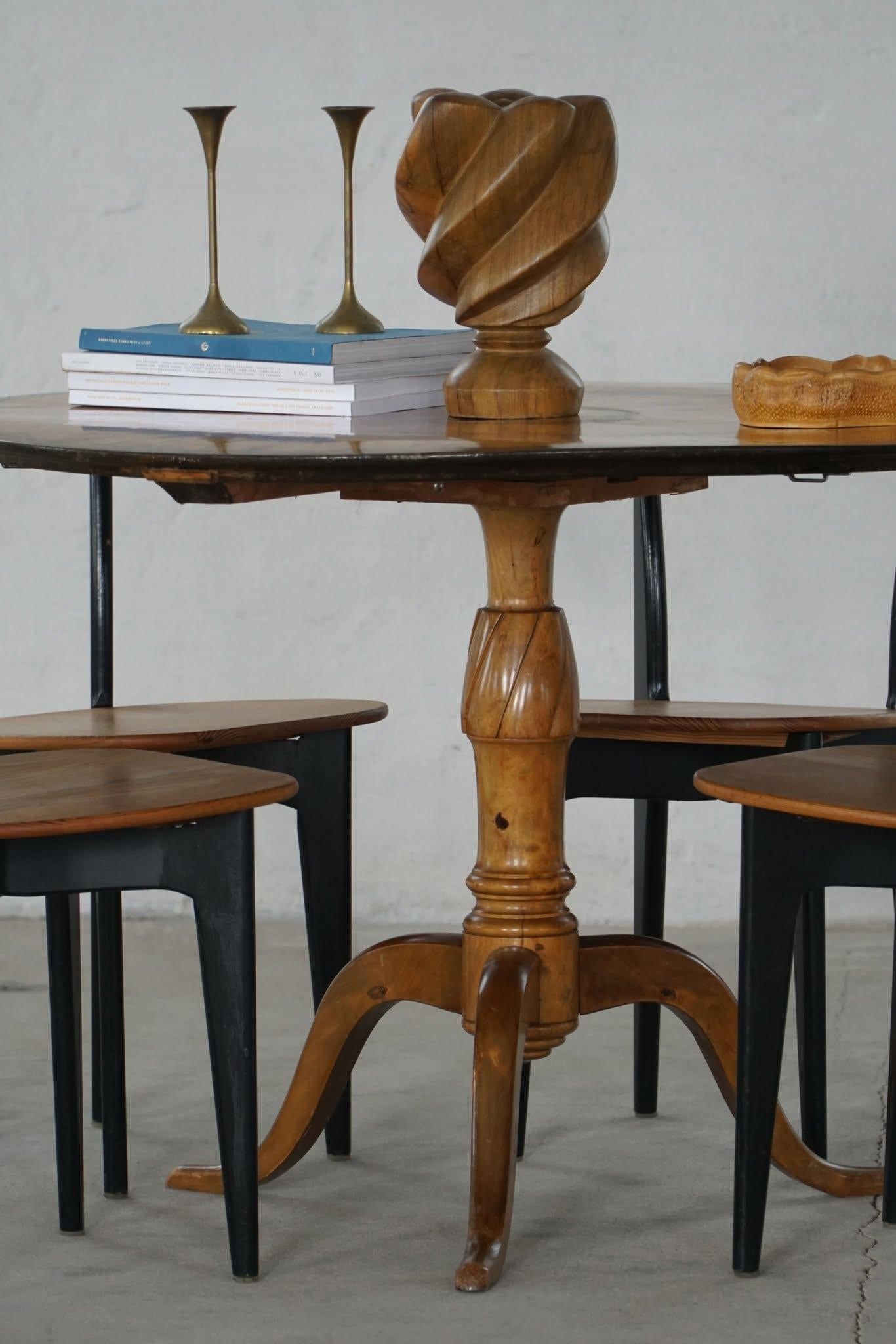 Antico tavolo rotondo Foldes in legno di radica, prodotto in Svezia, inizio XIX secolo in vendita 2