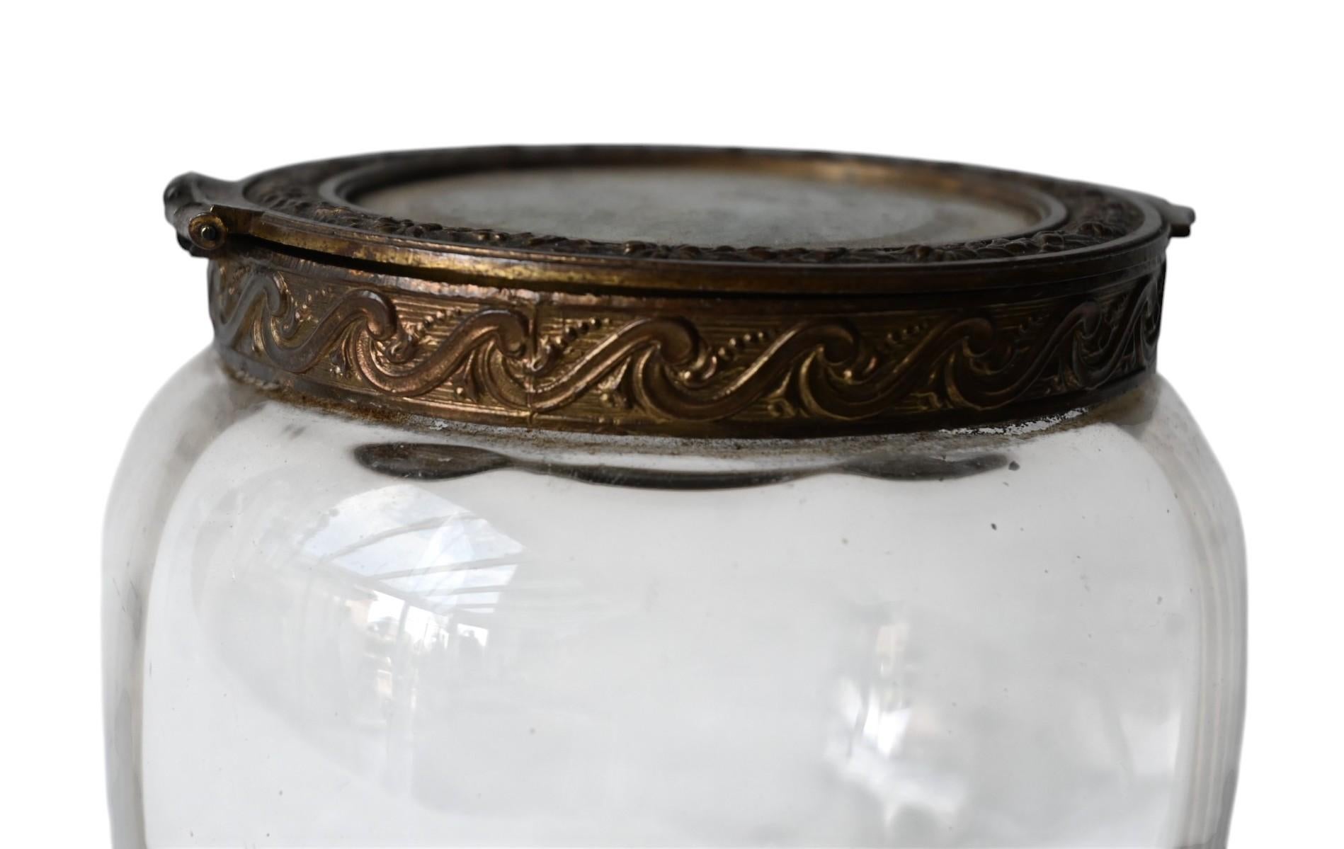Français Antique round glass box with miniature painting, late 19th century en vente