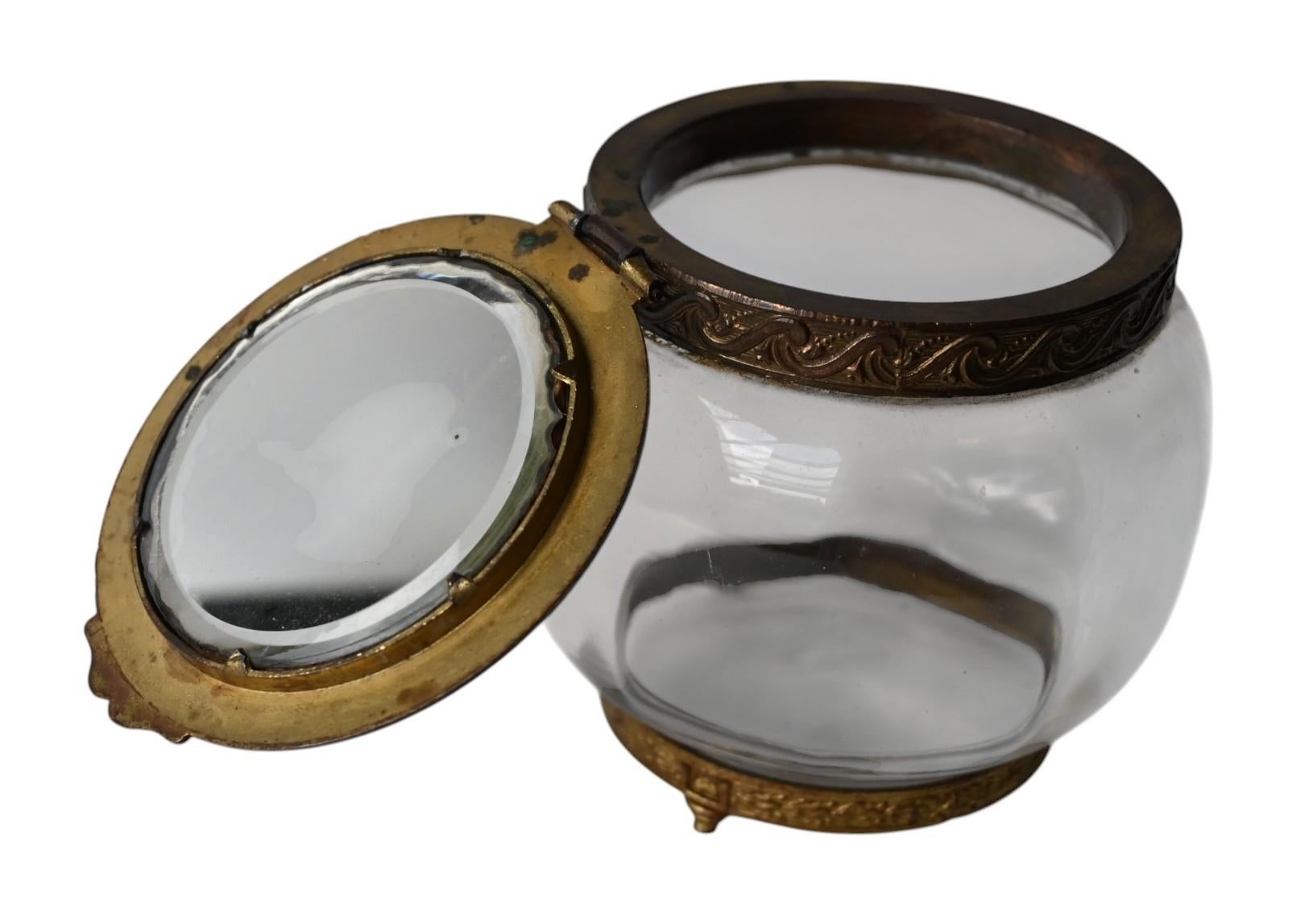 Doré Antique round glass box with miniature painting, late 19th century en vente