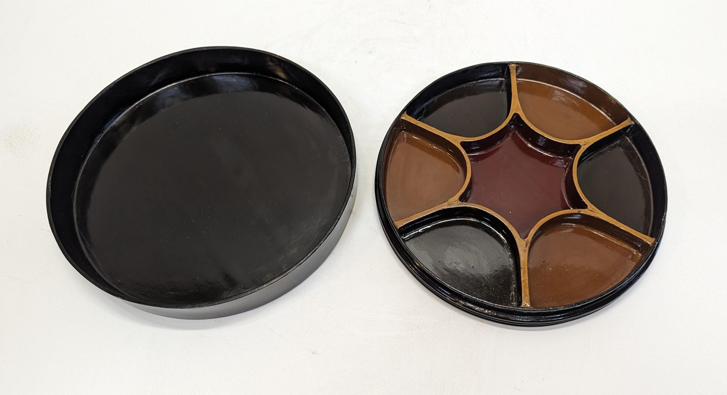 Antique Round Lacquer Box In Good Condition For Sale In New York, NY