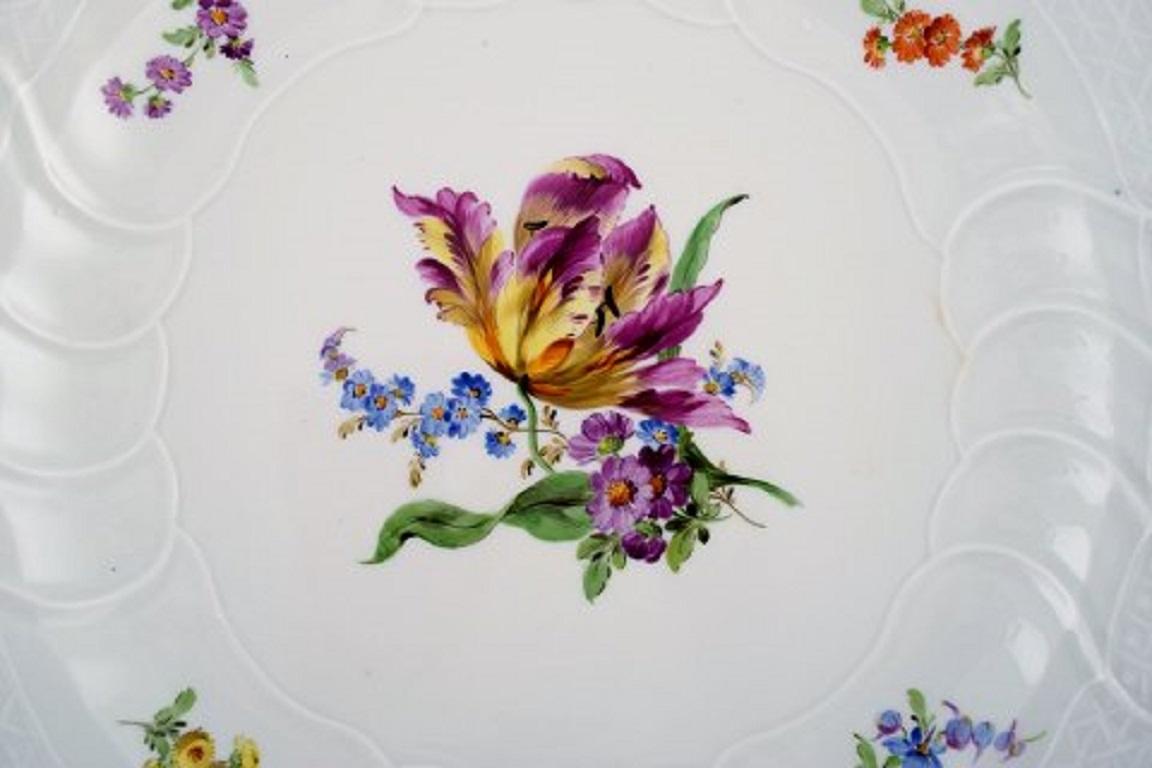 Antique round Meissen dish in hand painted porcelain with floral motifs and golden edge, 19th century.
Measures: 35 x 5.3 cm.
In very good condition.
Stamped.
2nd factory quality.