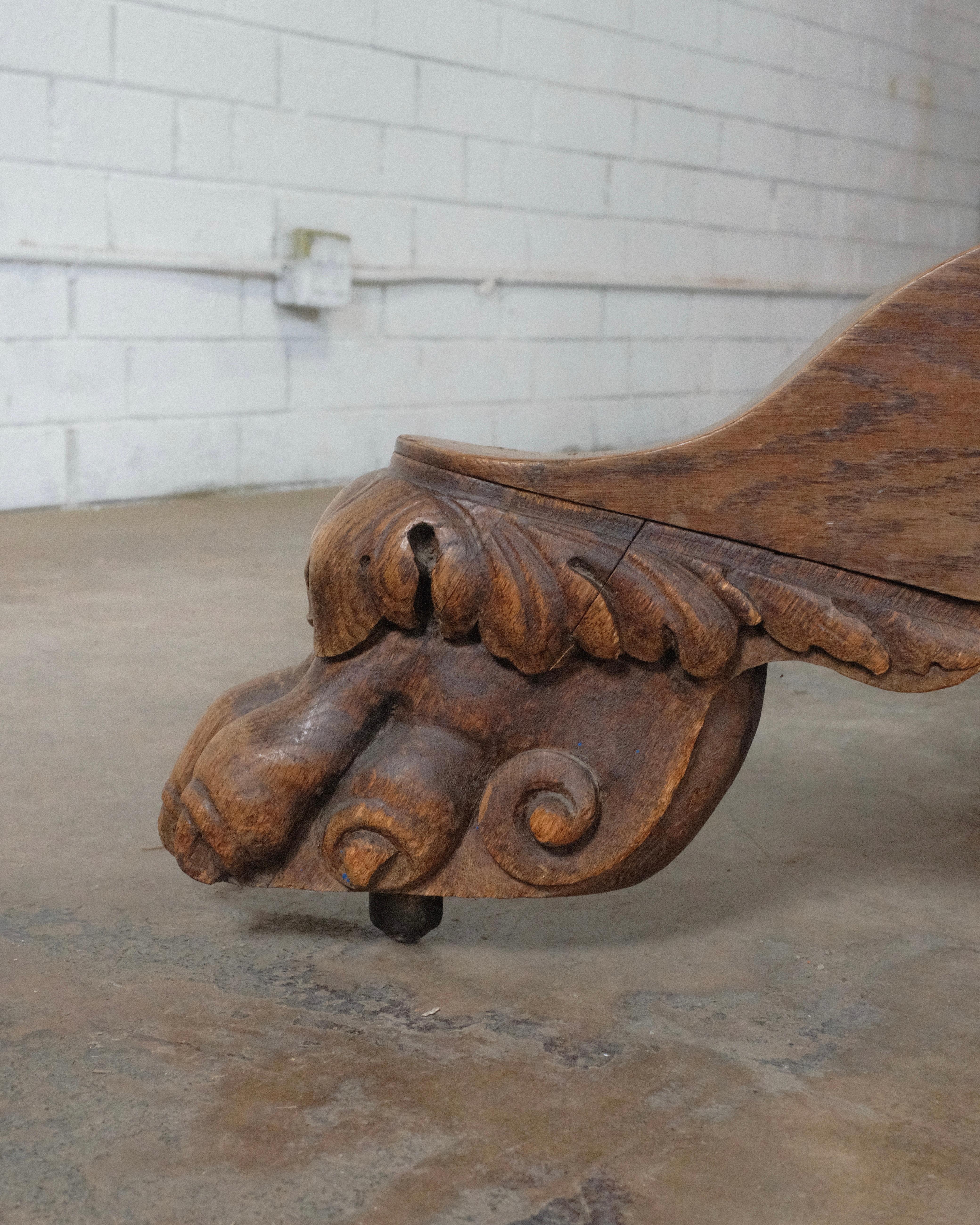 Antike Runde Eiche Claw Foot Pedestal Esstisch im Zustand „Gut“ im Angebot in High Point, NC