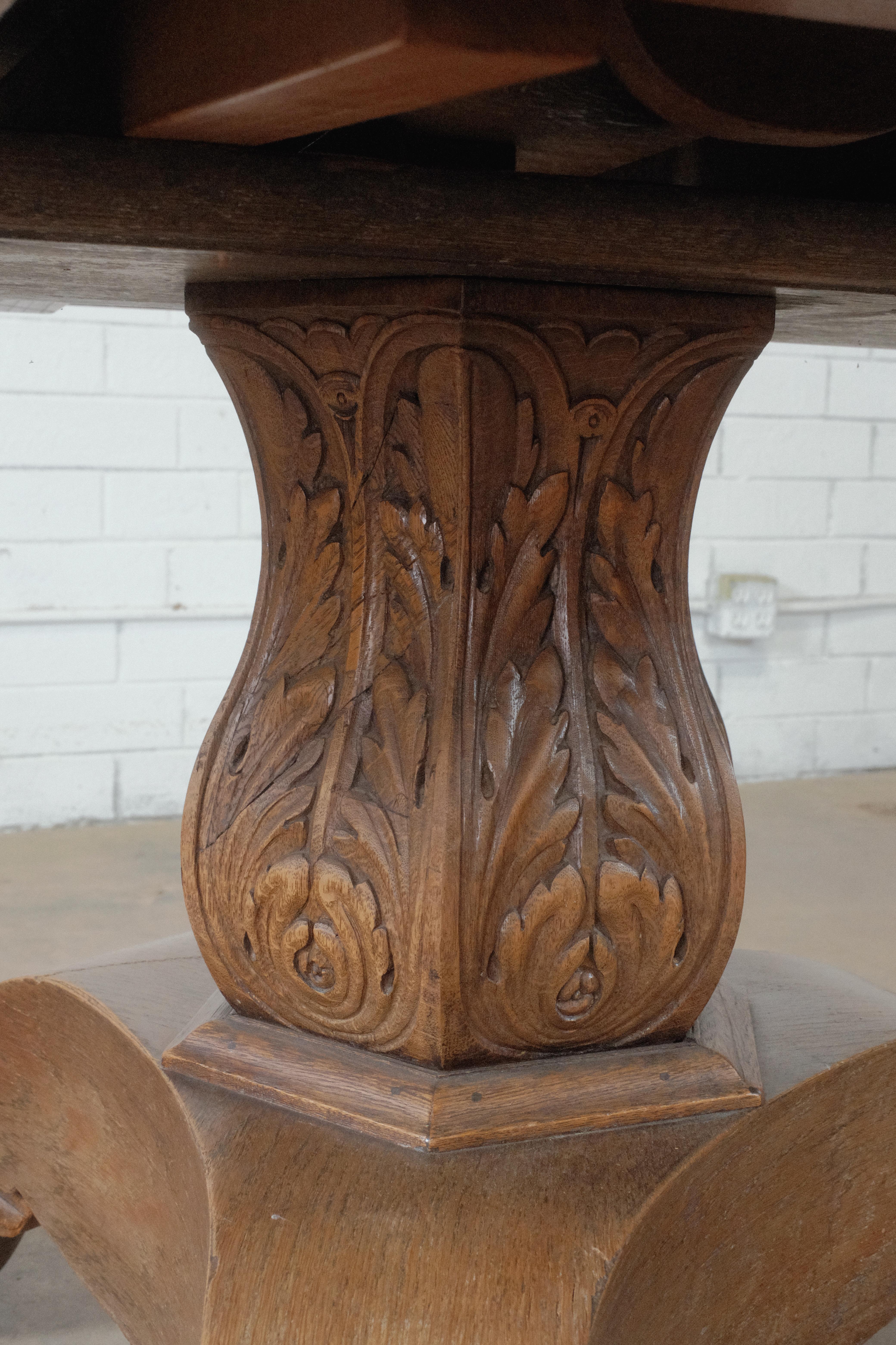 Chêne Ancienne table de salle à manger ronde en Oak Claw Pedestal en vente
