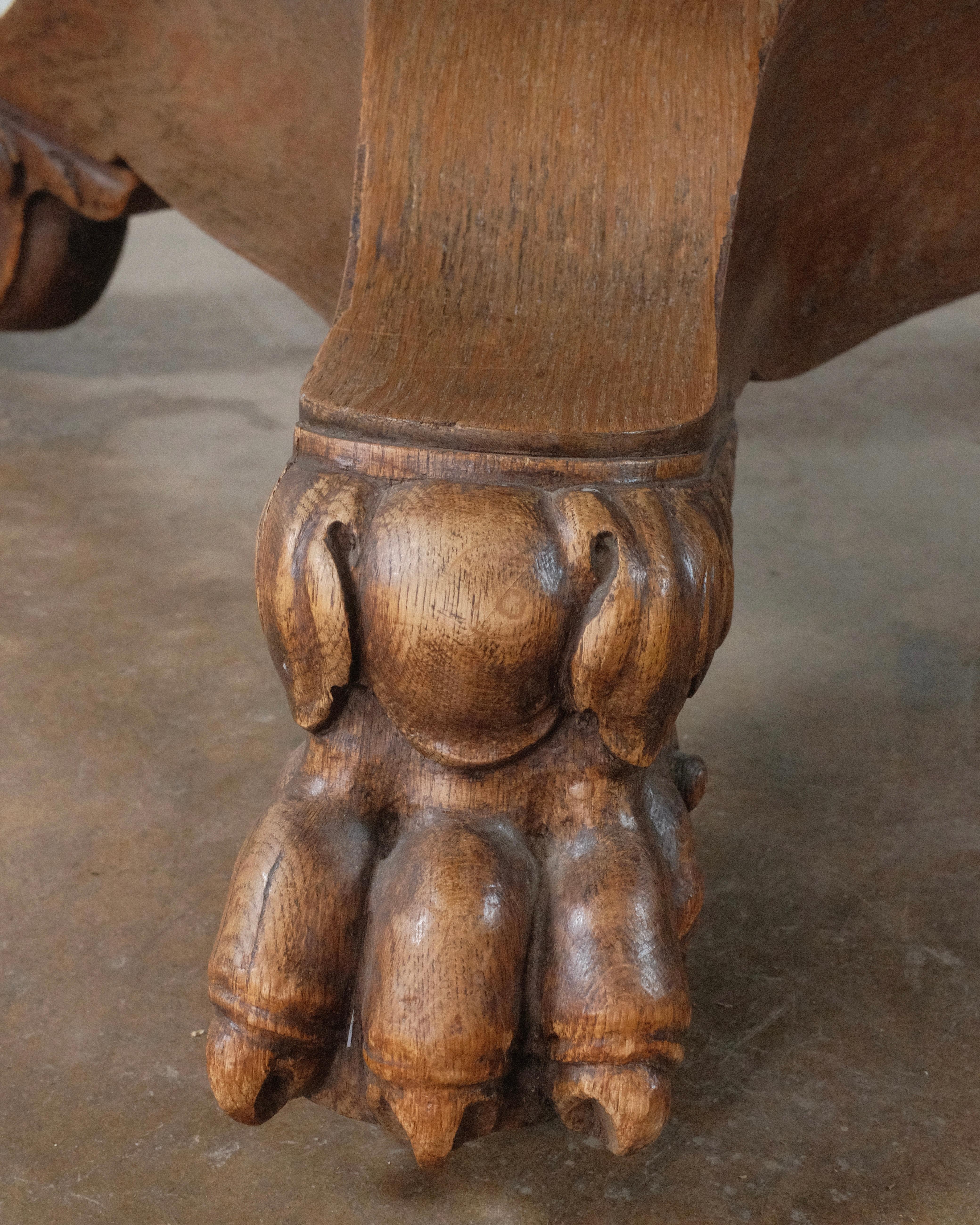 Antique Round Oak Claw Foot Pedestal Dining Table In Good Condition For Sale In High Point, NC