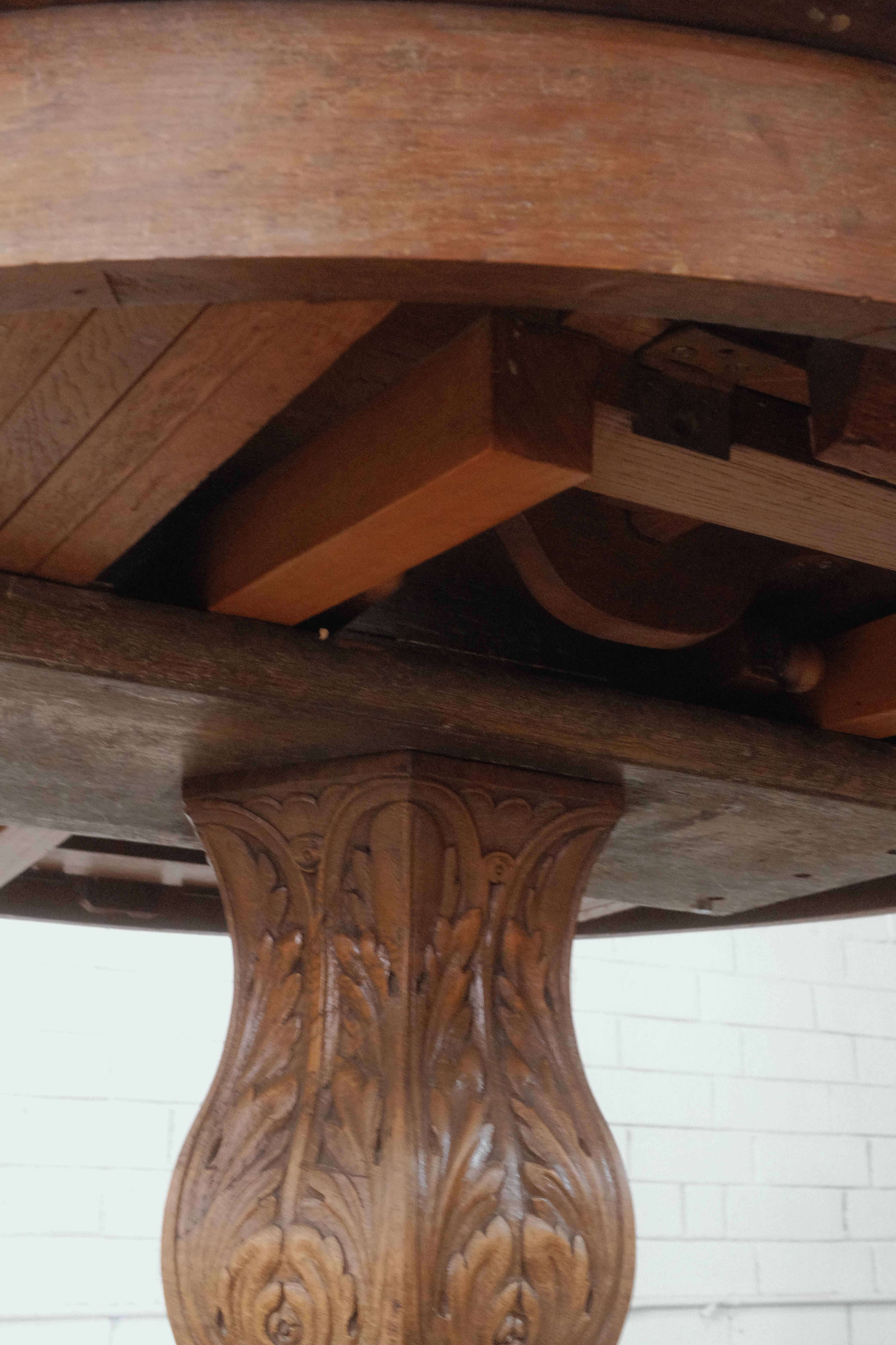 Ancienne table de salle à manger ronde en Oak Claw Pedestal en vente 2