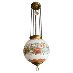 Antica lampada a sospensione rotonda con paralume in vetro opalino e decorazione a corona di fiori