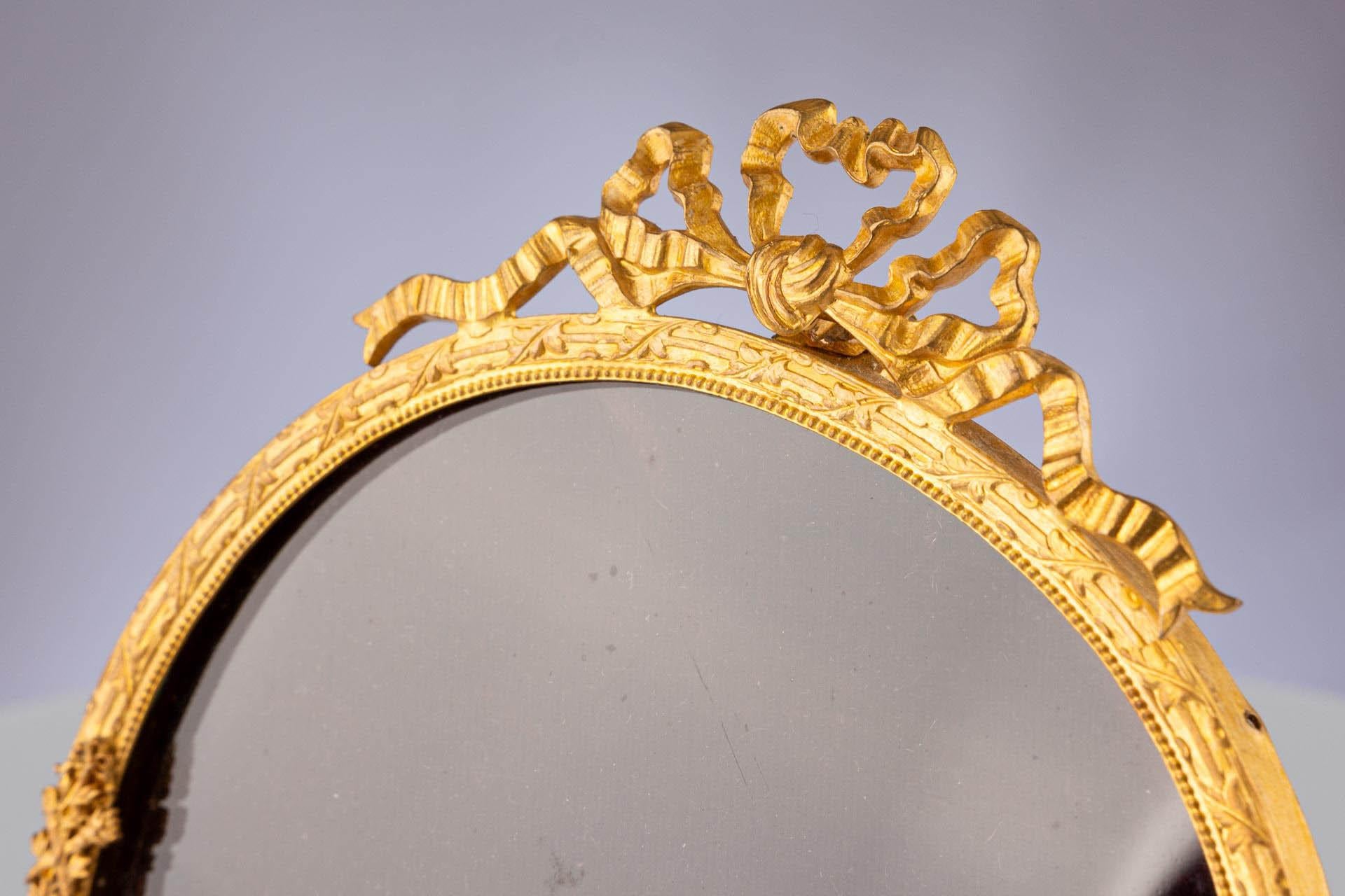 Splendida cornice rotonda in ottone, Francia, circa 1890.
Dimensioni dell'immagine: 11 cm x 11 cm.

Le cornici francesi del Neoclassicismo sono l'espressione di un'epoca nota per la sua ricchezza decorativa e per l'apprezzamento dell'arte e