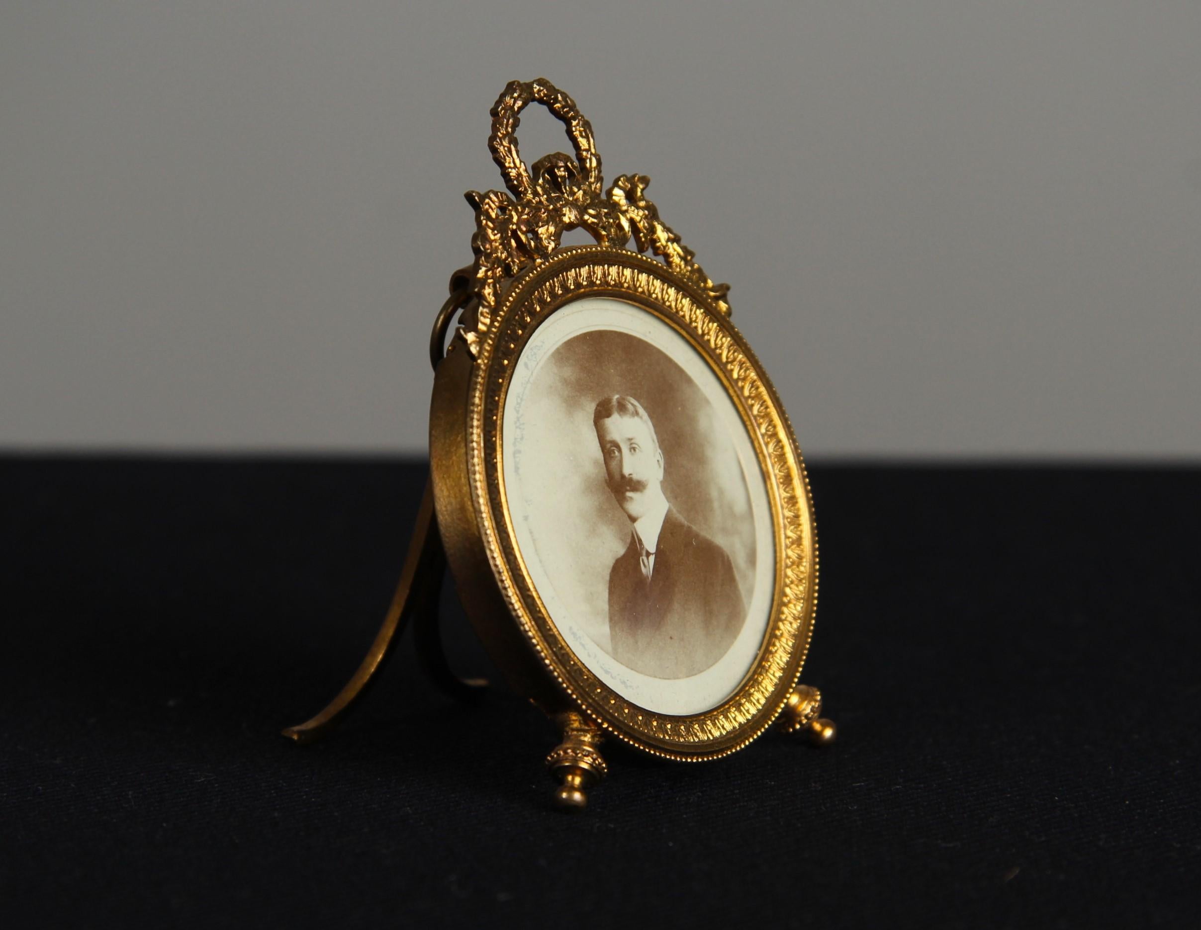 Precioso marco de fotos, Francia circa 1880.
Tamaño de la imagen: 4 cm x 4 cm.

En los salones de la burguesía adinerada y la aristocracia, esos marcos eran un signo de gusto y estatus social. Se seleccionaron cuidadosamente para resaltar la belleza