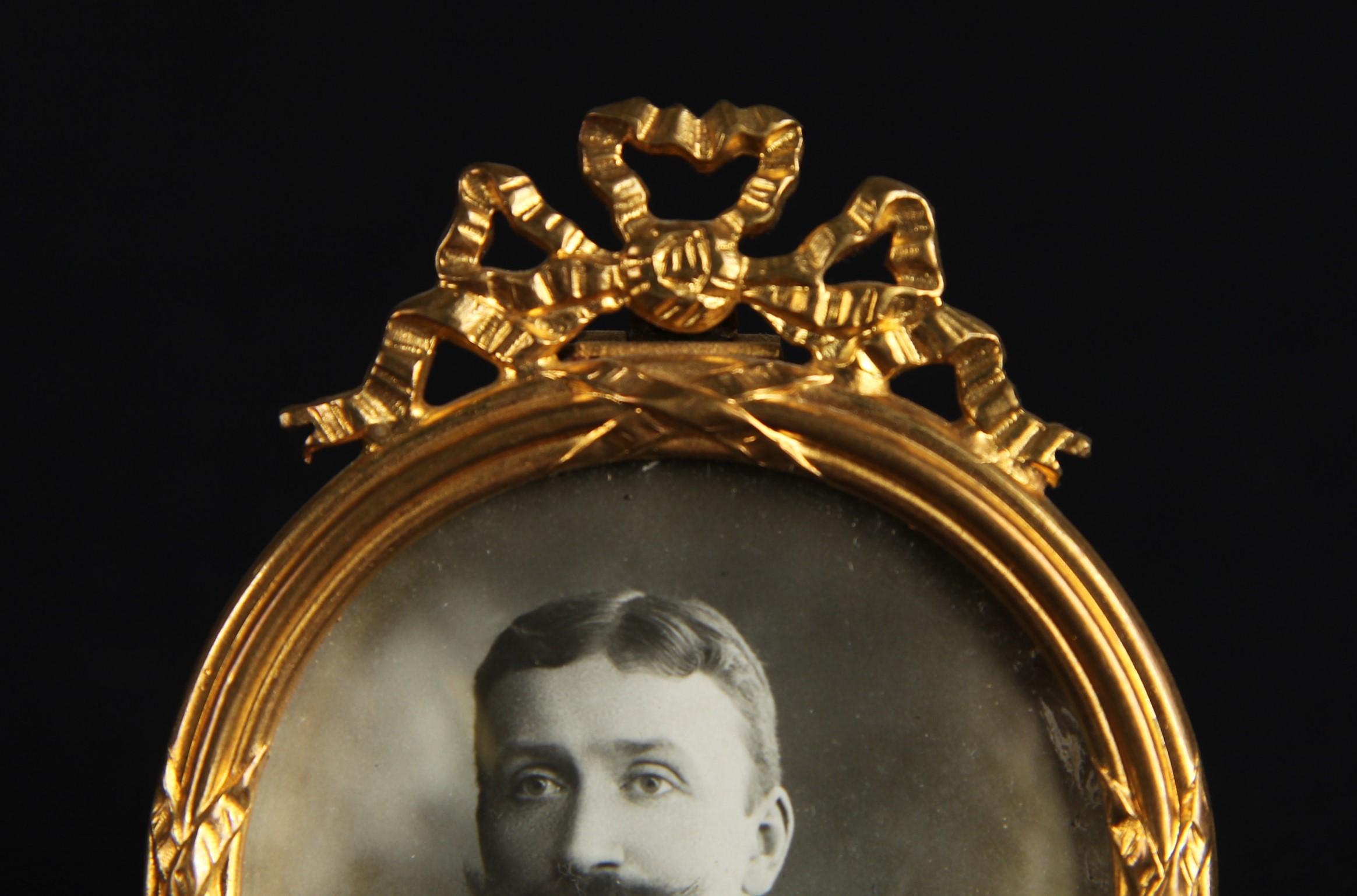 Beautiful picture frame, France circa 1880.
Picture size: 4 cm x 4 cm.

In the salons of the wealthy bourgeoisie and aristocracy, such frames were a sign of taste and social status. They were carefully selected to emphasize the beauty and value of